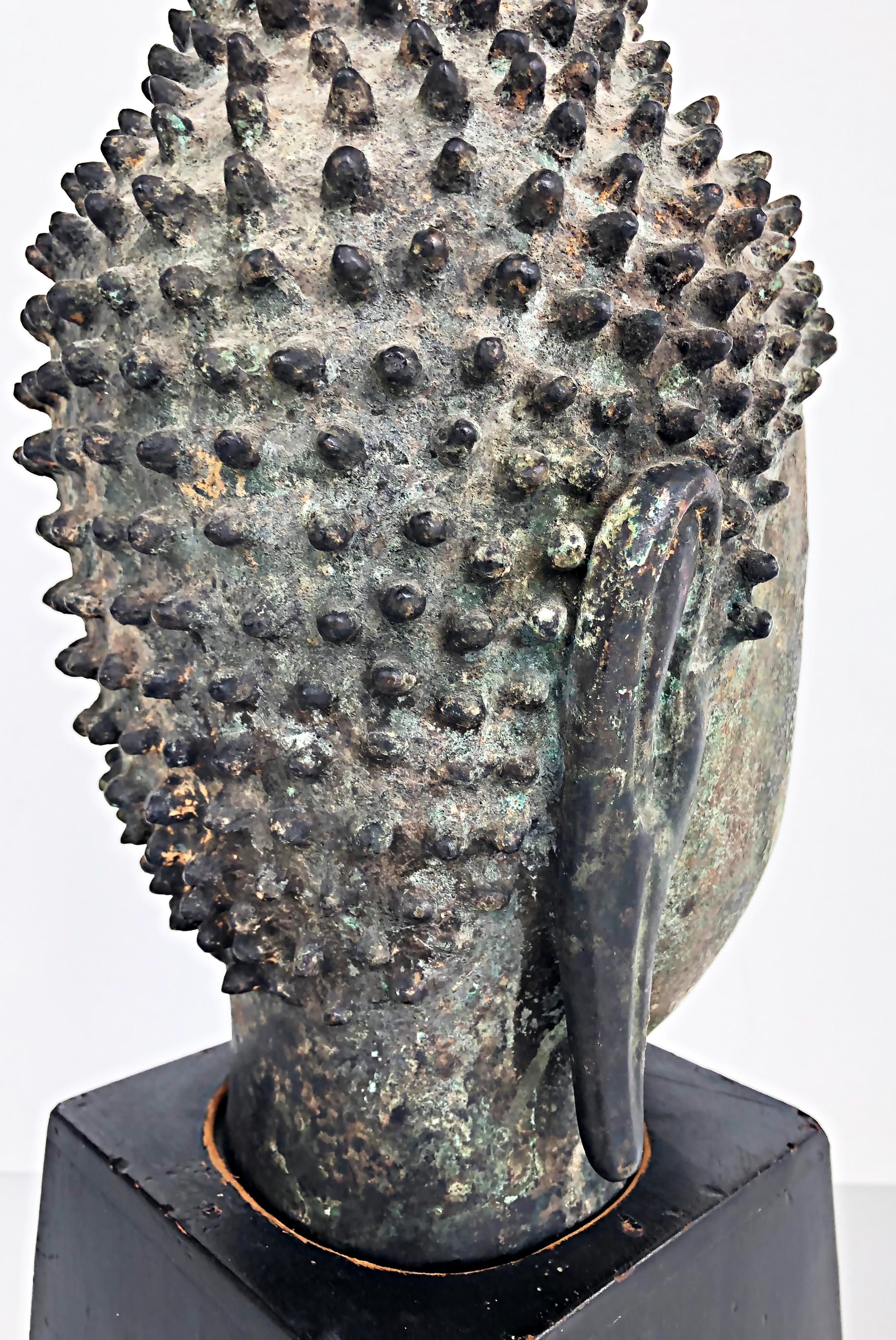 Sculpture de Bouddha thaïlandaise vintage en bronze sur socle, patine vert foncé en vente 6