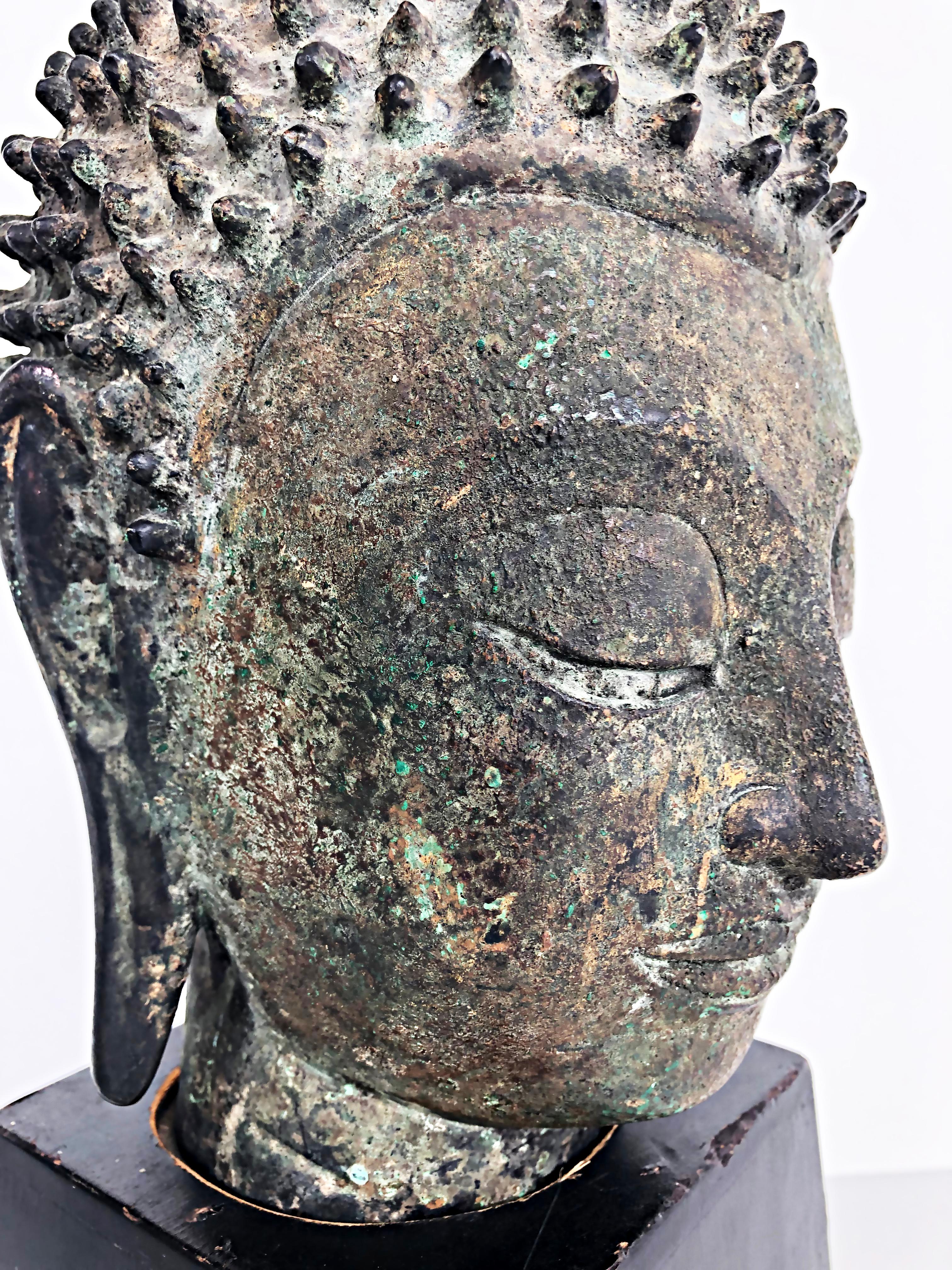 Vintage Thailand Bronze Buddha Sculpture on Plinth, Dark Green Patina For Sale 9