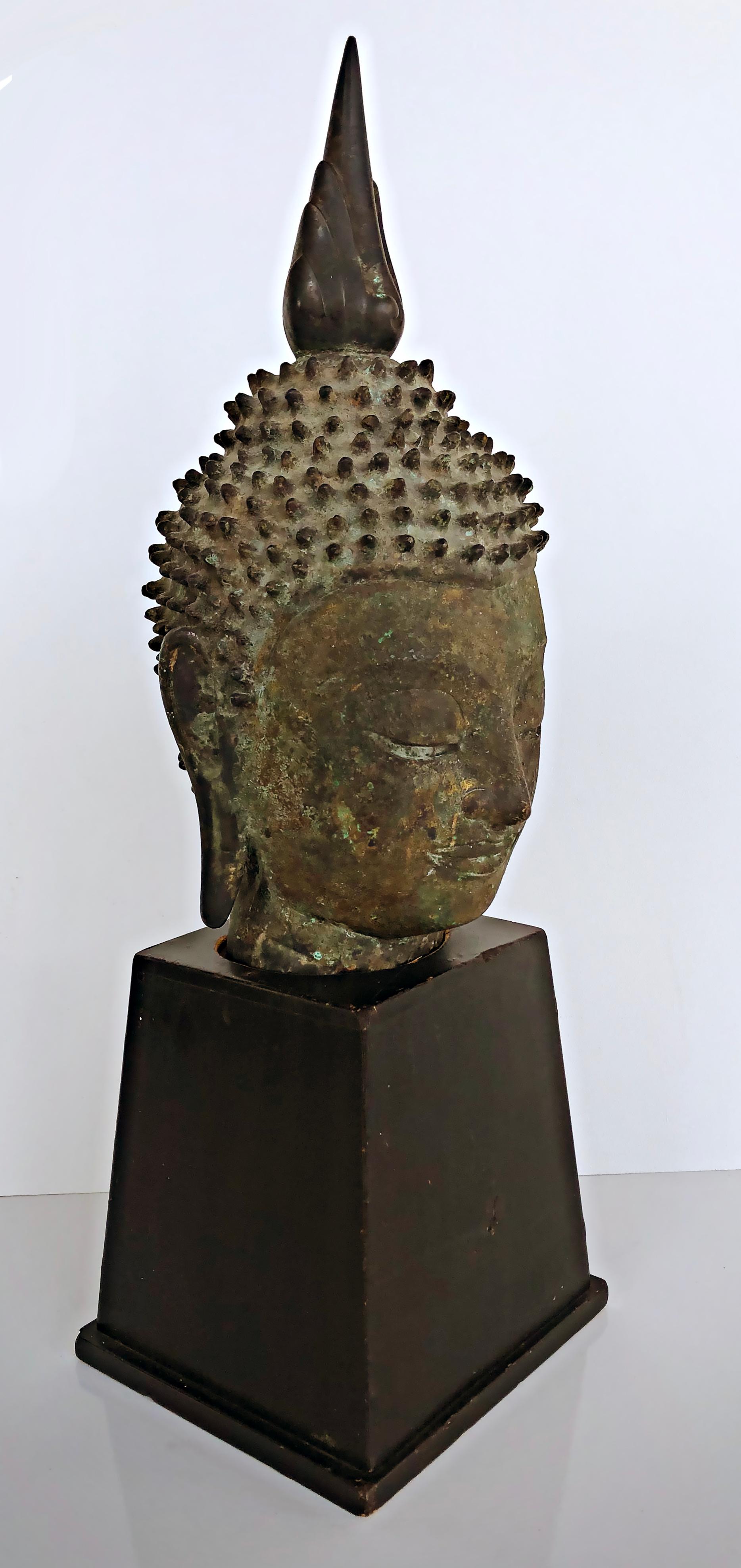 Vintage Thailand bronze Buddha sculpture on plinth, dark green patina

Offered for sale is a vintage Thai bronze buddha sculpture of a bust raised on a plinth. The bronze had a green, weathered patina.