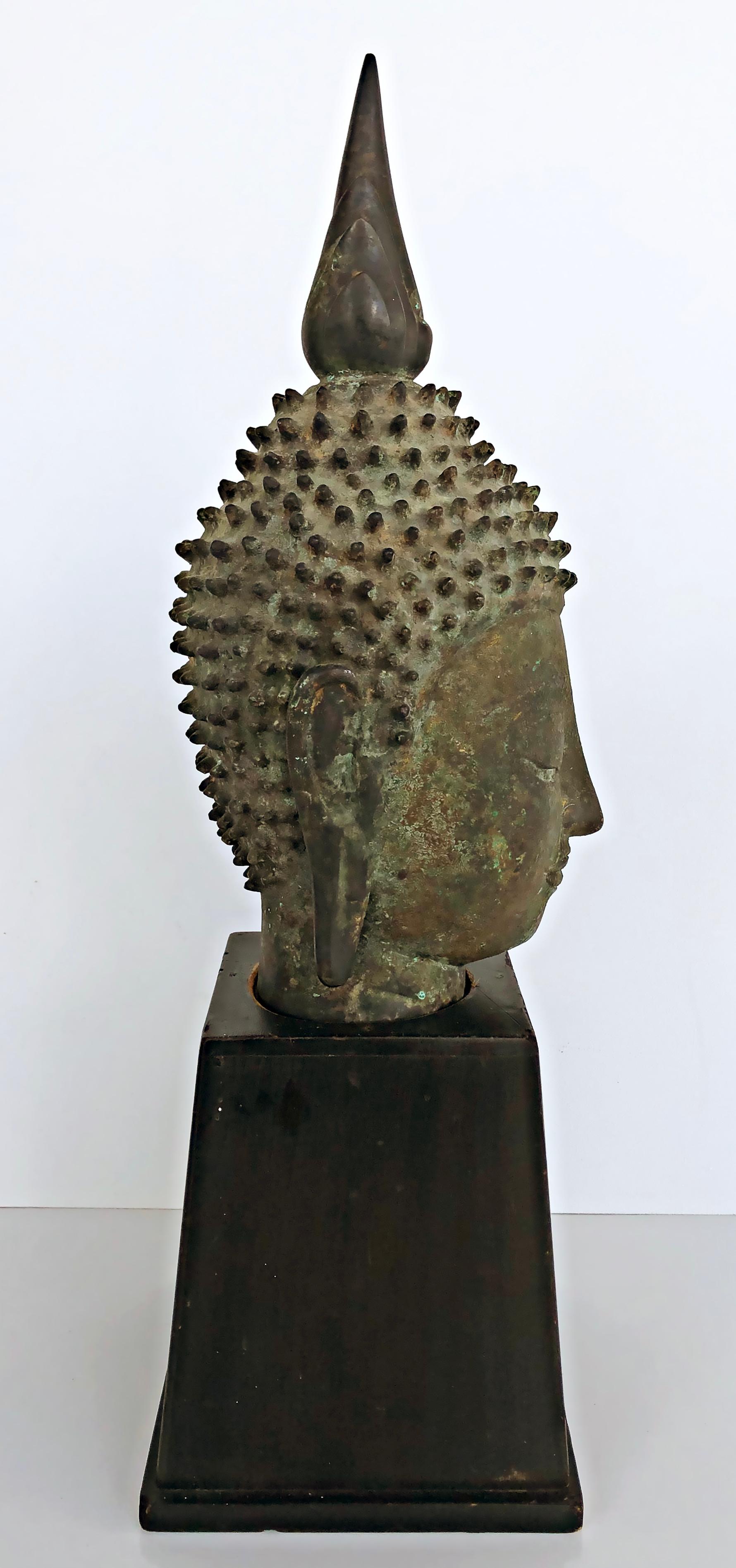 Vintage Thailand Bronze Buddha Sculpture on Plinth, Dark Green Patina In Good Condition For Sale In Miami, FL