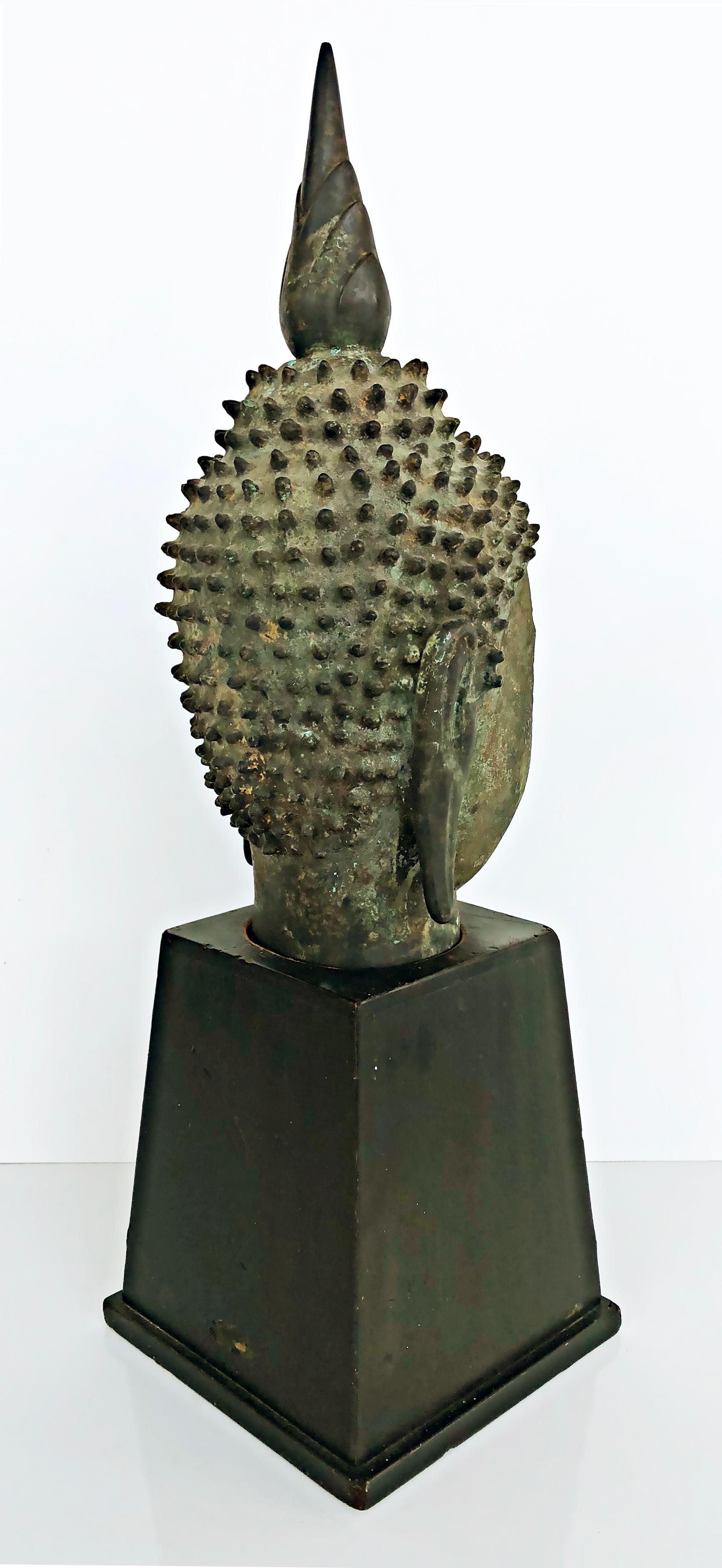 20th Century Vintage Thailand Bronze Buddha Sculpture on Plinth, Dark Green Patina For Sale