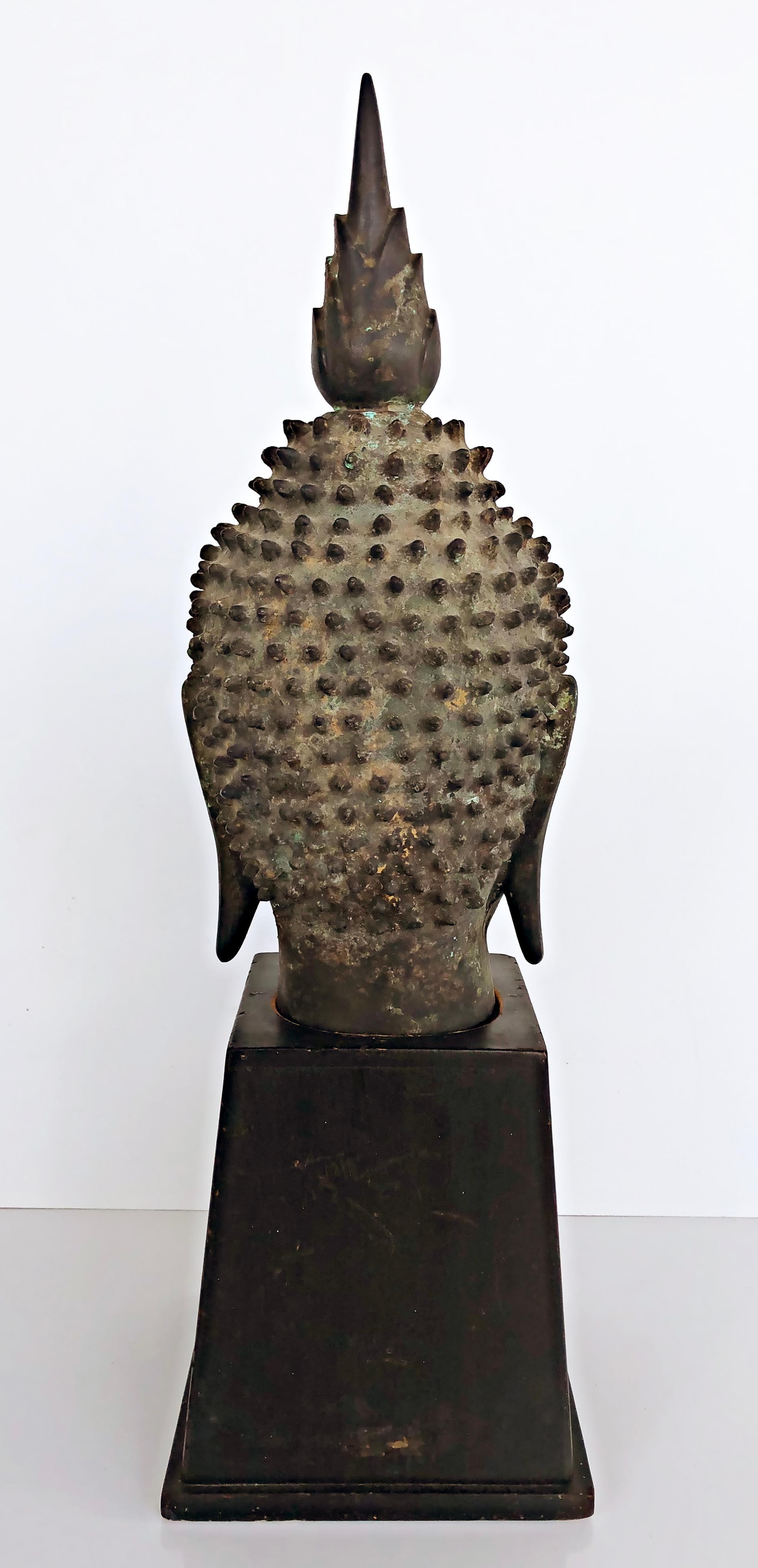 Vintage Thailand Bronze Buddha Sculpture on Plinth, Dark Green Patina For Sale 1