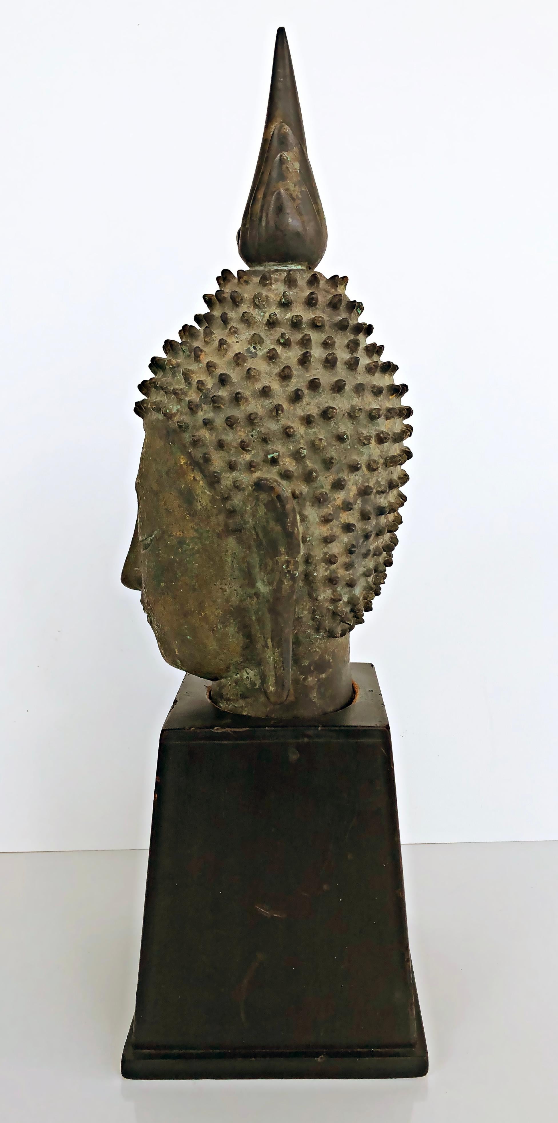 Buddha-Skulptur aus Bronze auf Sockel, dunkelgrüne Patina, Thailand im Angebot 2