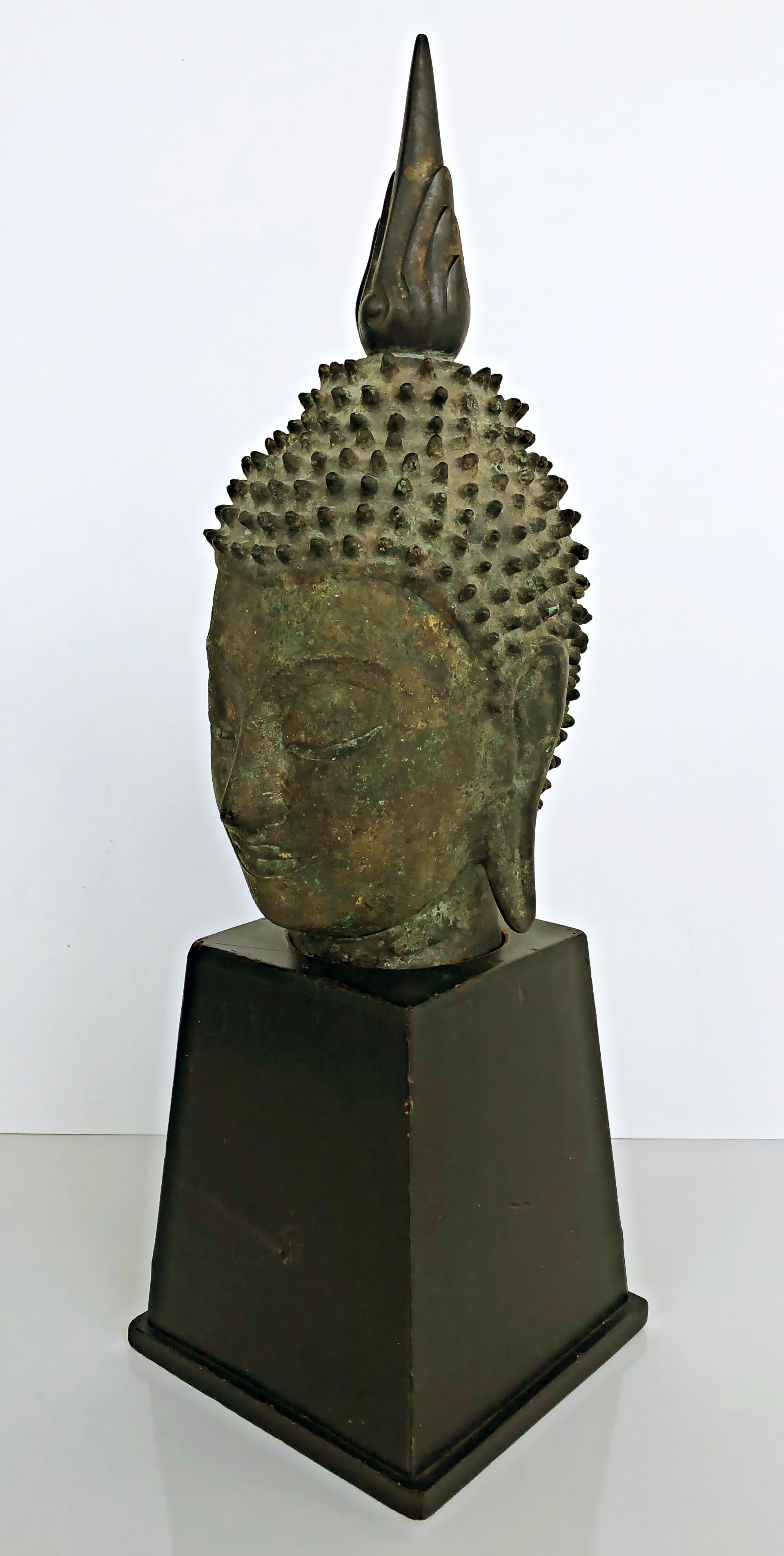 Vintage Thailand Bronze Buddha Sculpture on Plinth, Dark Green Patina For Sale 4