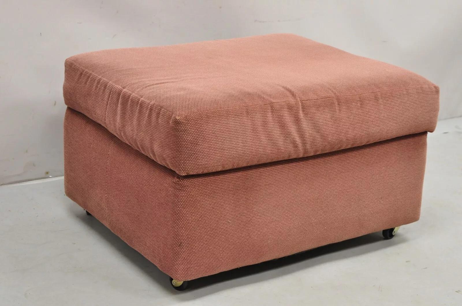 Poggiapiedi imbottito d'epoca Thayer Coggin Modern Color Malva su ruote. Età: fine del XX secolo. Misure: 16