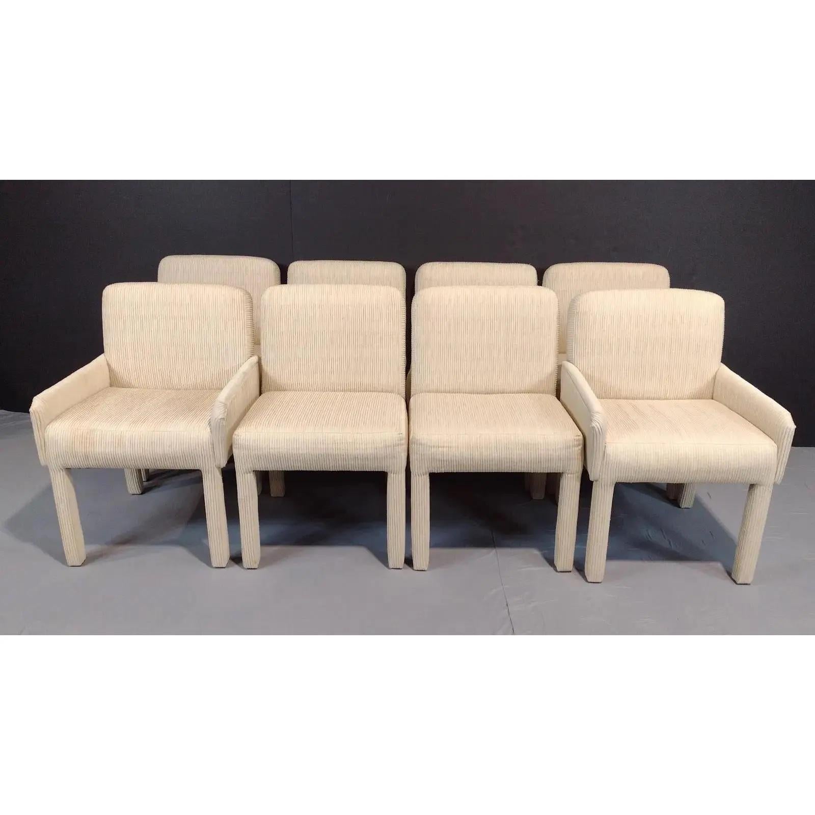 Sillas de comedor vintage Thayer Coggin -se venden por separado- de la década de 1980. Diseñadas con una silueta elegante y moderna, las sillas tienen un armazón de madera maciza y están tapizadas en un tejido crema texturizado. Hay 6 sillas