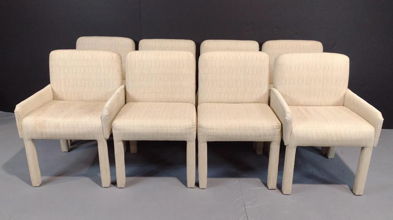 Questo set di otto sedie da pranzo vintage Thayer Coggin, risalente agli anni '80, comprende sei sedie laterali e due poltrone. Progettate con una silhouette elegante e moderna, le sedie hanno una struttura in legno massiccio e sono rivestite in un