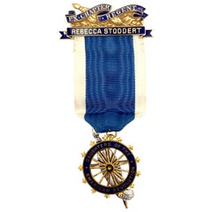 Vintage The Daughters of the American Revolution Yellow Gold Medal (Médaille en or jaune des Filles de la Révolution américaine)
