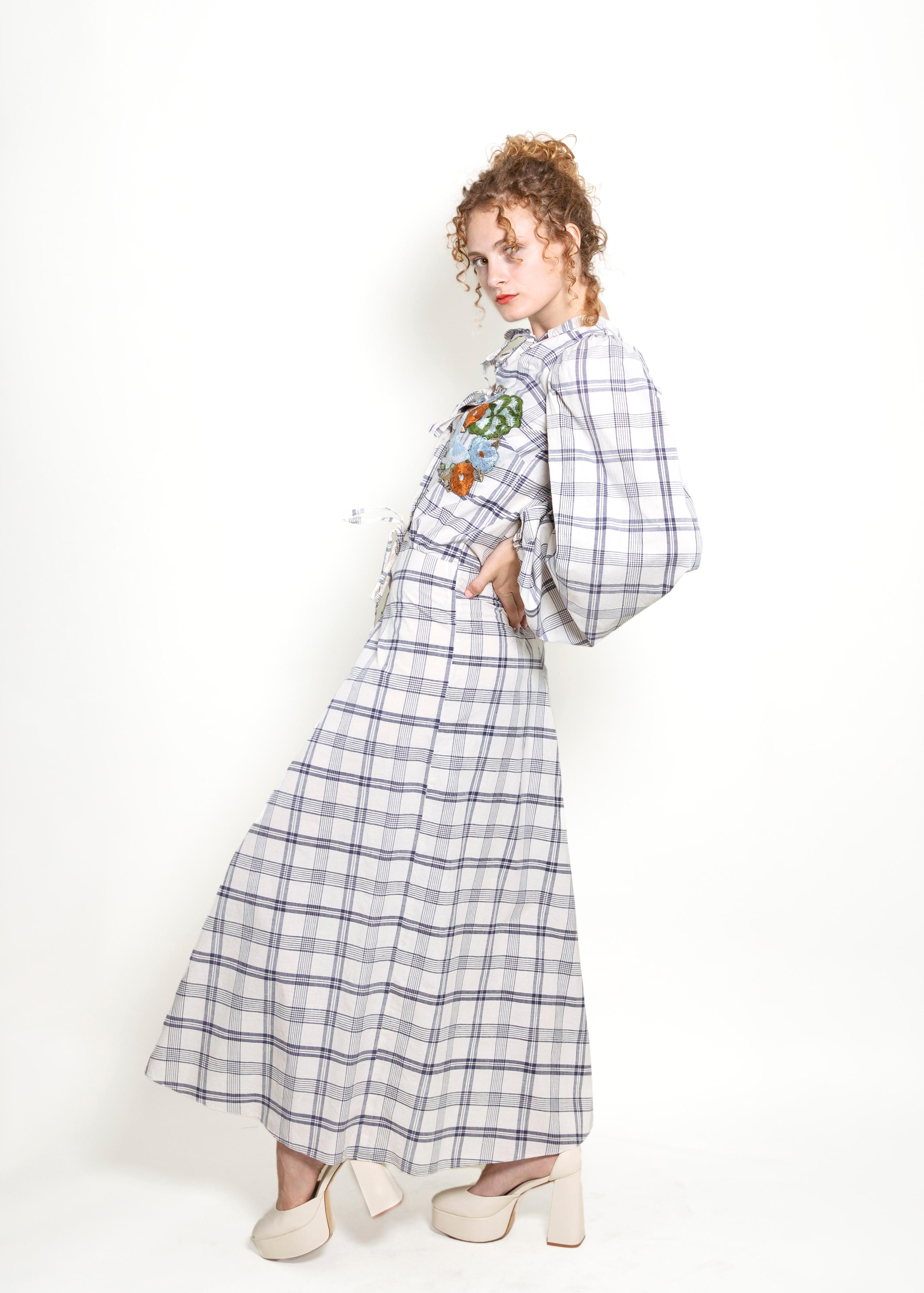 Gris Thea Porter Couture - Robe brodée de fleurs et de papillons des années 70 en vente