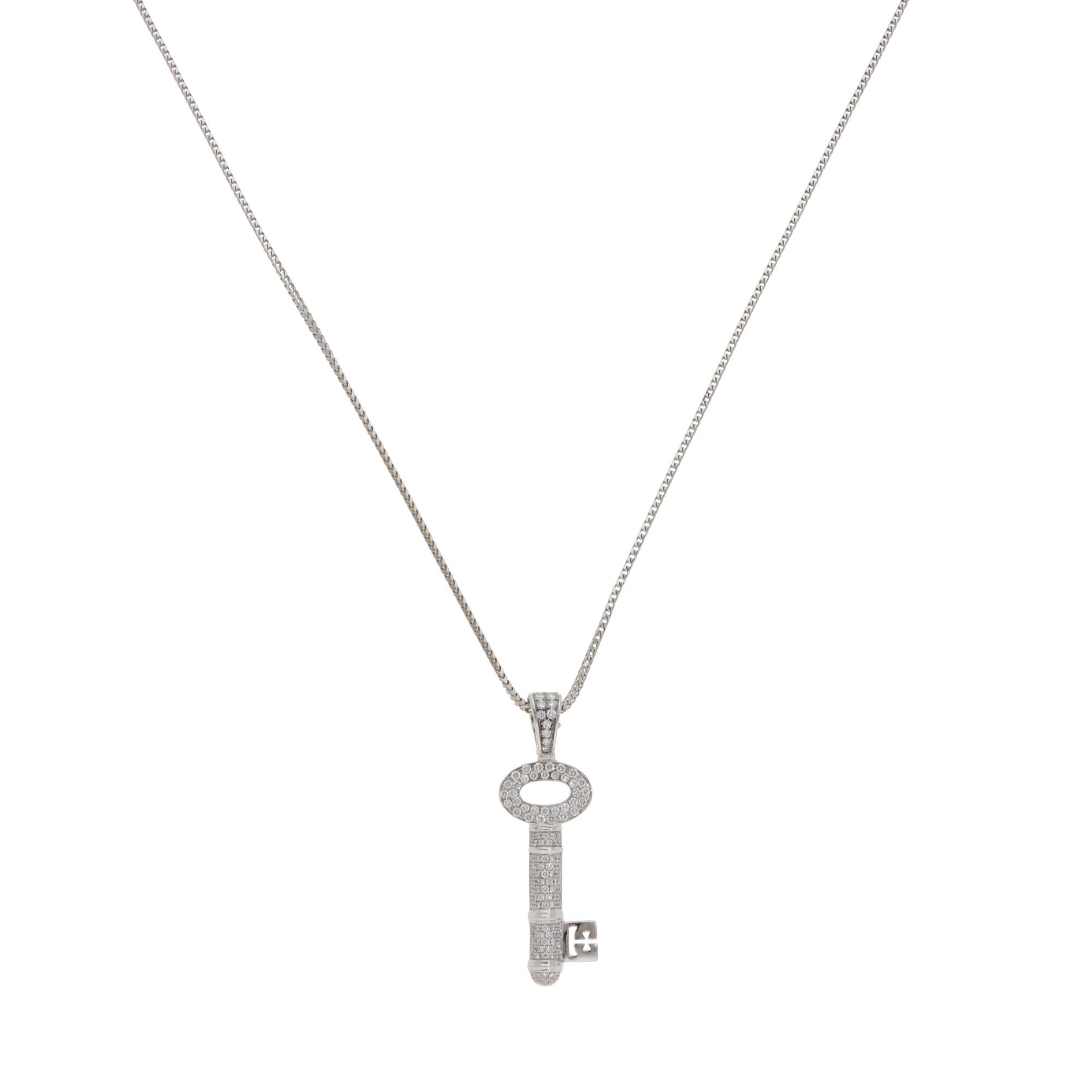 Una bellissima collana vintage con ciondolo a forma di chiave di diamante di Theo Fennell in oro bianco 18 carati.

Il ciondolo raffigura un motivo a chiave, robusto ma elegante, con 152 diamanti rotondi a taglio brillante. Questi diamanti