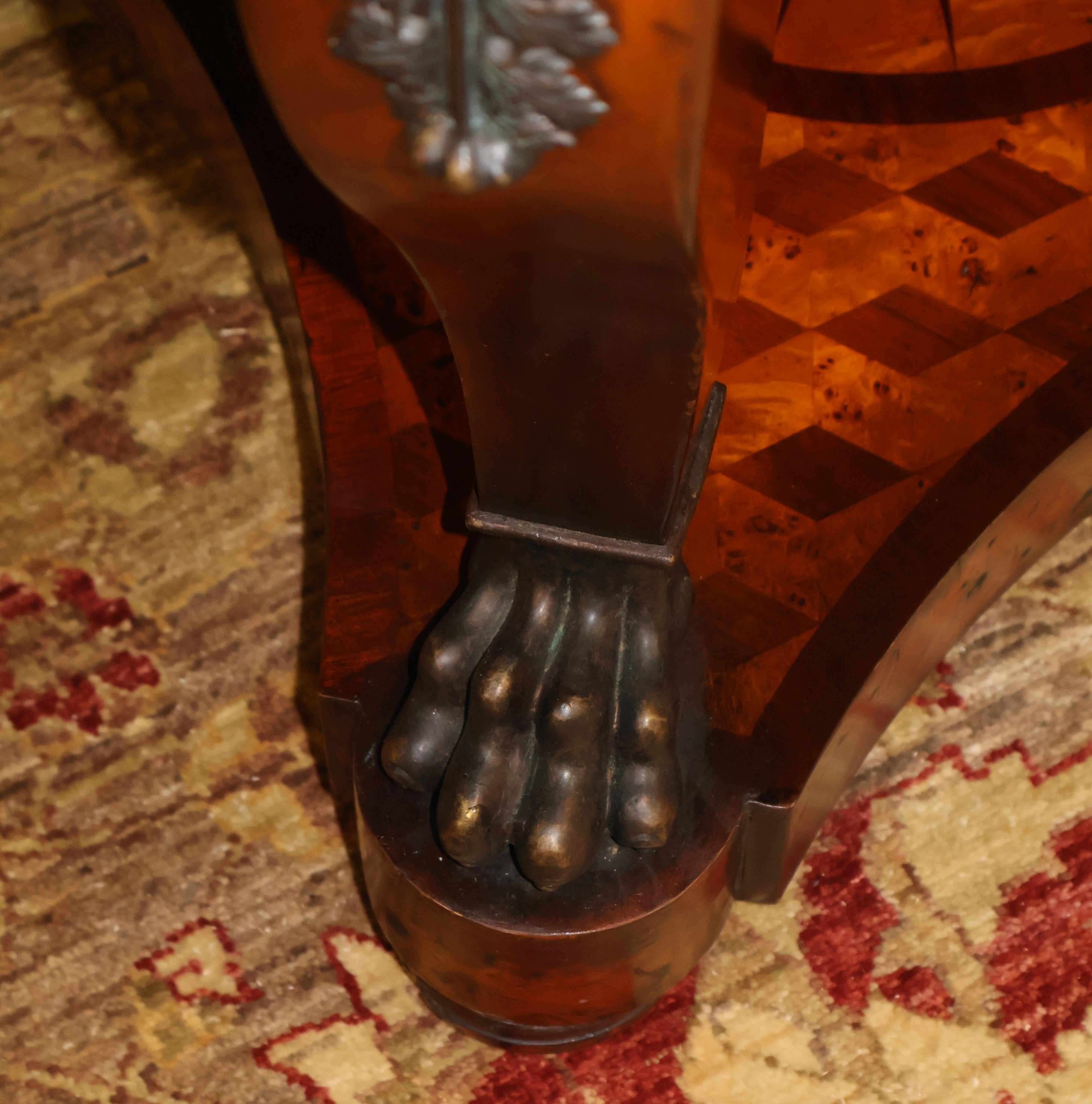 Centre de table vintage Theodore Alexander avec incrustations en noyer ronceux montées sur bronze 7