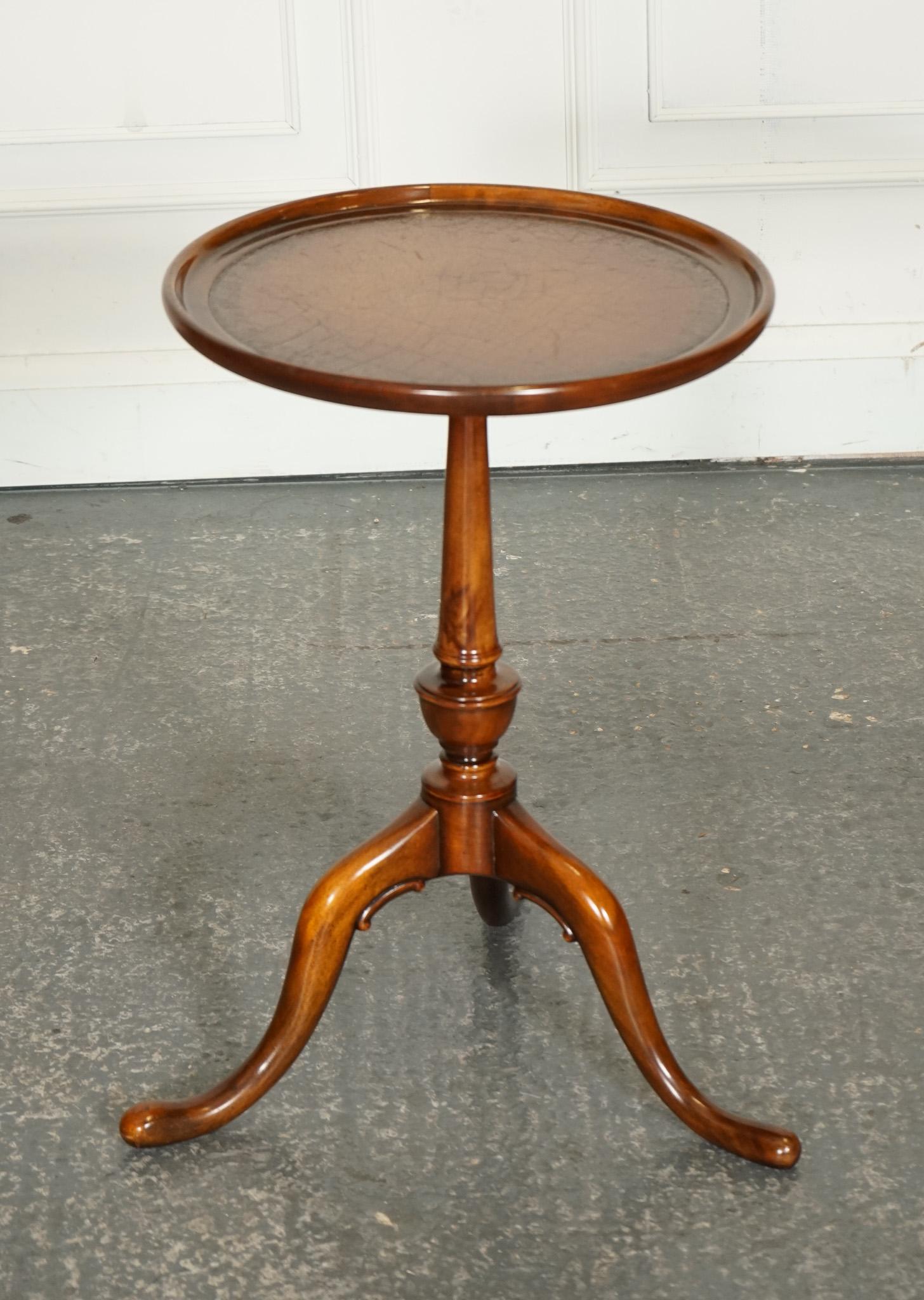 
Nous sommes ravis d'offrir à la vente cette adorable table d'appoint vintage Theodore Alexander en cuir marron.

Veuillez examiner attentivement les photos pour vous rendre compte de leur état avant d'acheter, car elles font partie de la