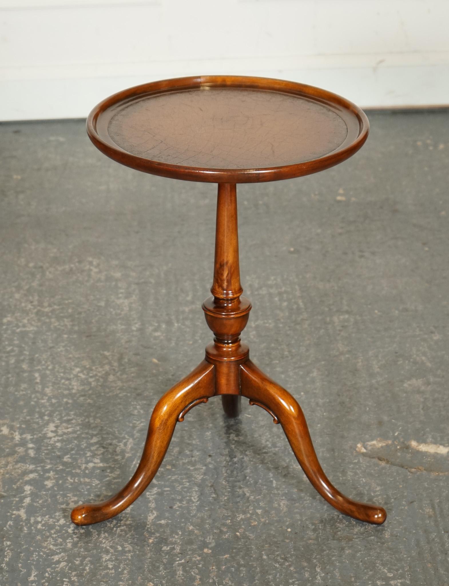 Britannique TABLE VINTAGE THEODORE ALEXANDER en cuir marron, à l'extrémité latérale et la partie supérieure en vente