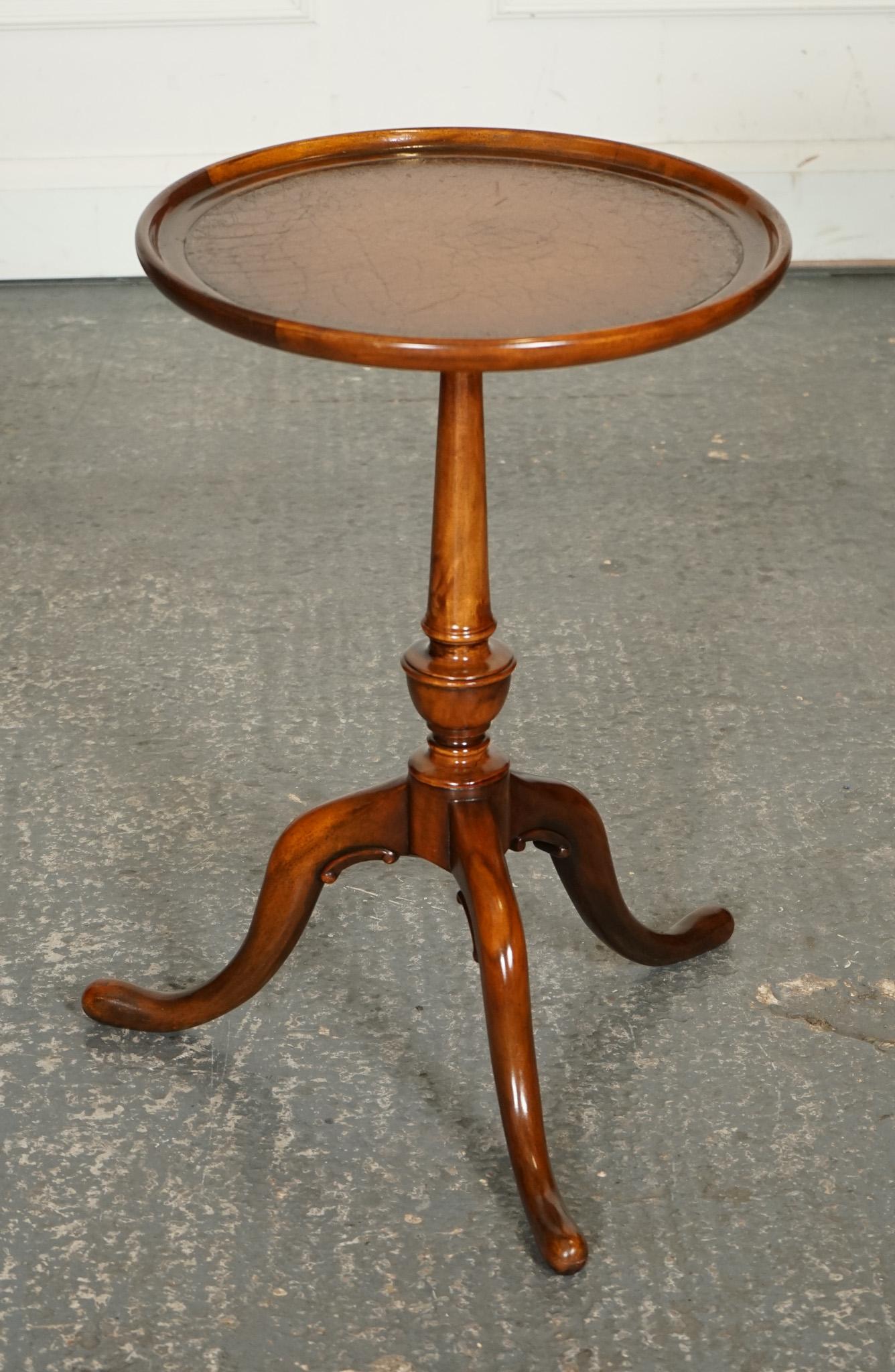 Fait main TABLE VINTAGE THEODORE ALEXANDER en cuir marron, à l'extrémité latérale et la partie supérieure en vente
