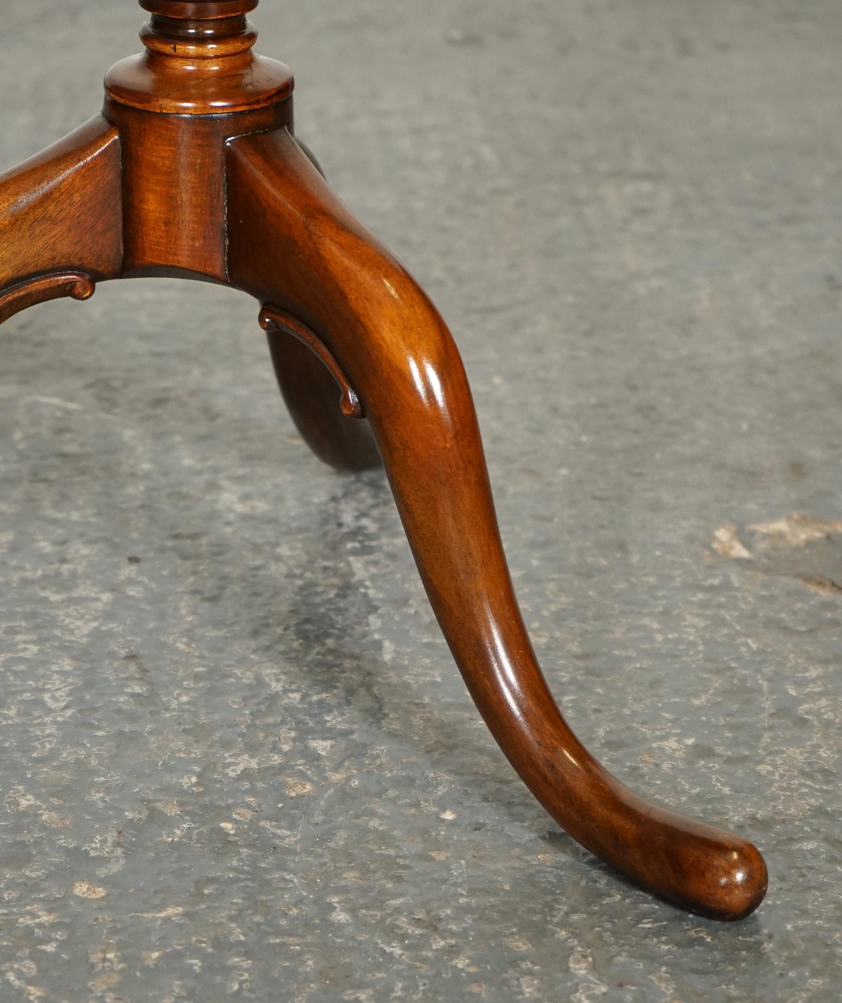 20ième siècle TABLE VINTAGE THEODORE ALEXANDER en cuir marron, à l'extrémité latérale et la partie supérieure en vente