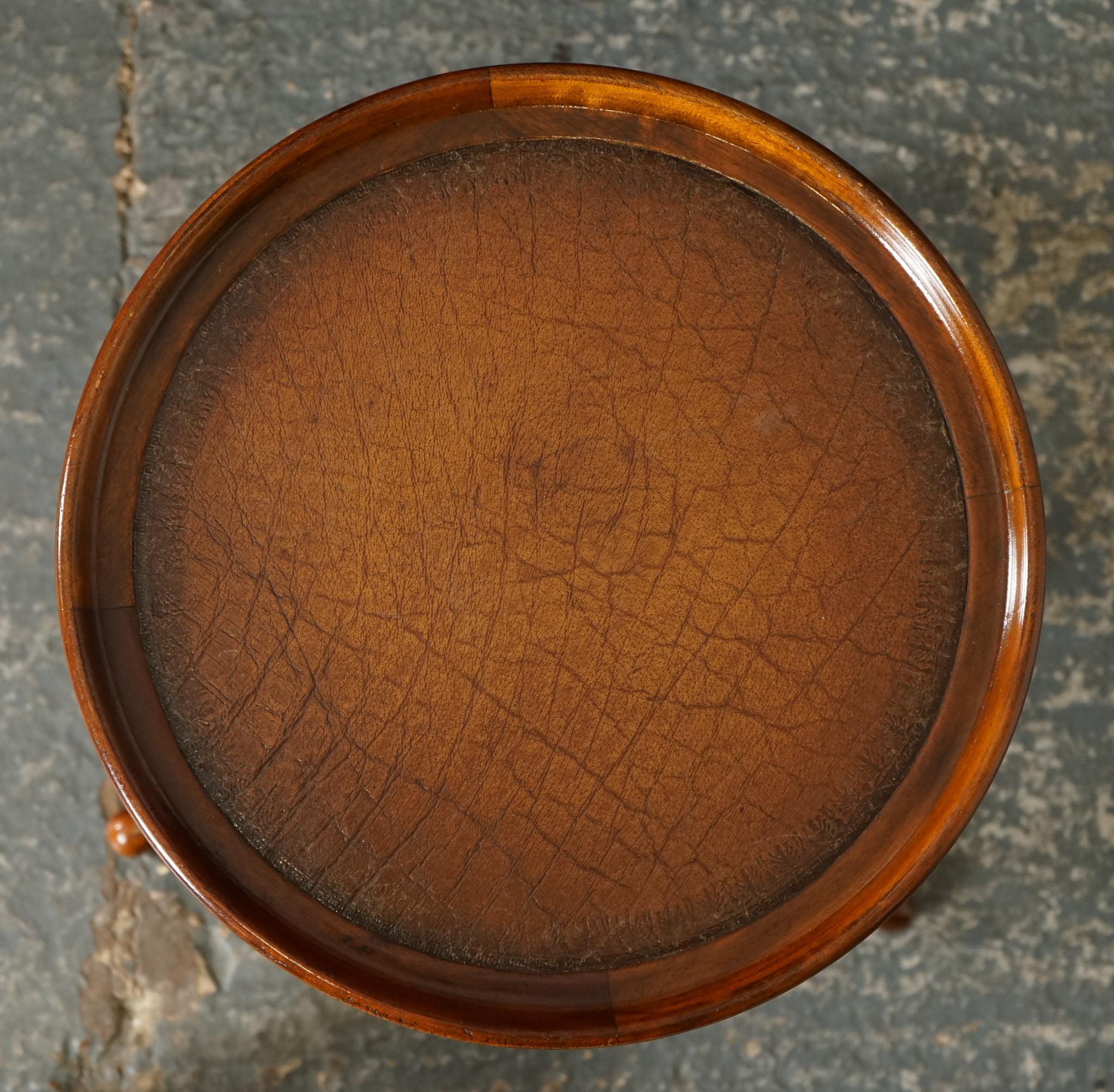 Cuir TABLE VINTAGE THEODORE ALEXANDER en cuir marron, à l'extrémité latérale et la partie supérieure en vente