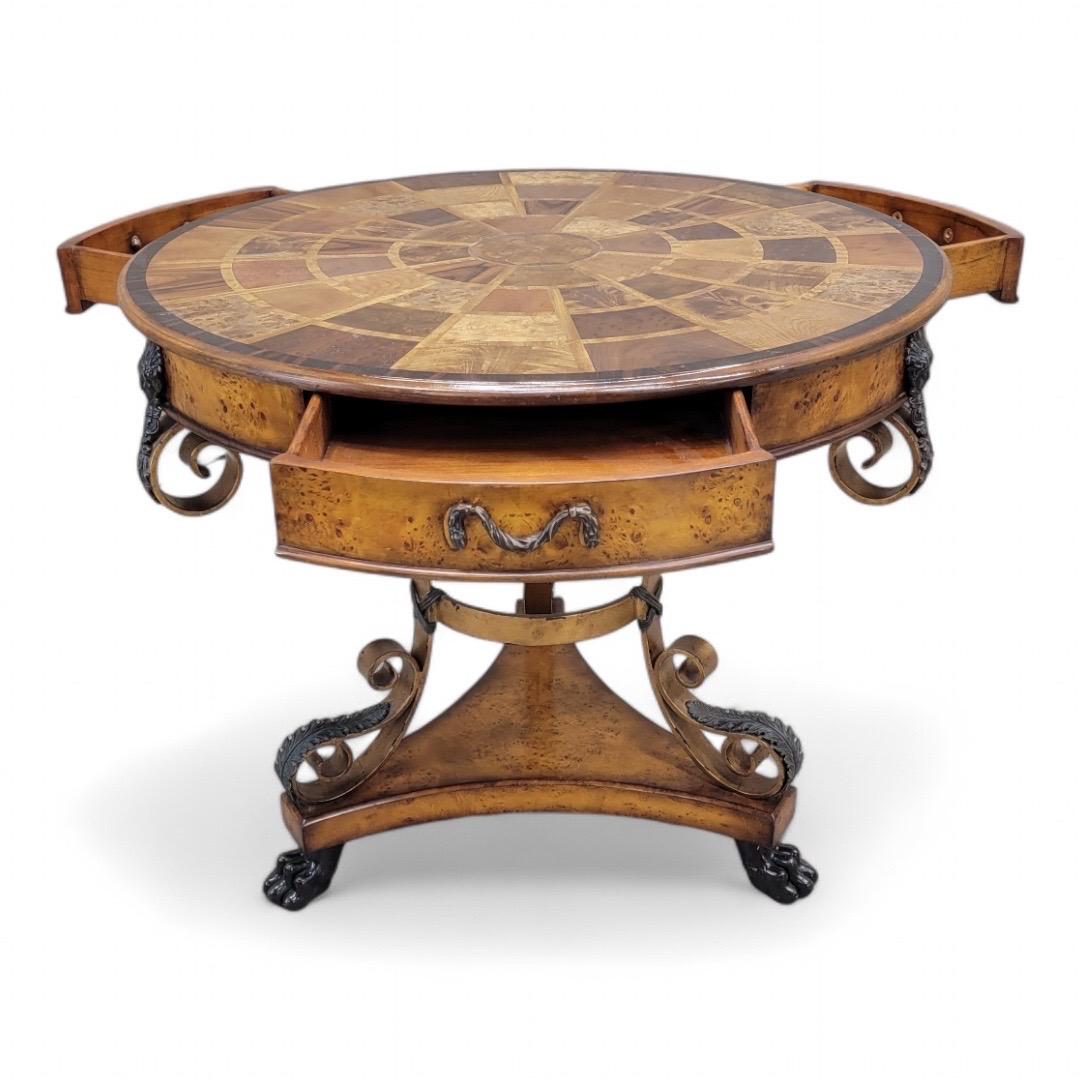 Vintage Theodore Alexander Caryatid Iron & Walnut Burl Round Drum Center Paw Foot Table

Cette table a été sculptée dans du noyer et de la ronce avec un magnifique motif de roue sur la face de la table. La table a des pieds griffus ornés et trois