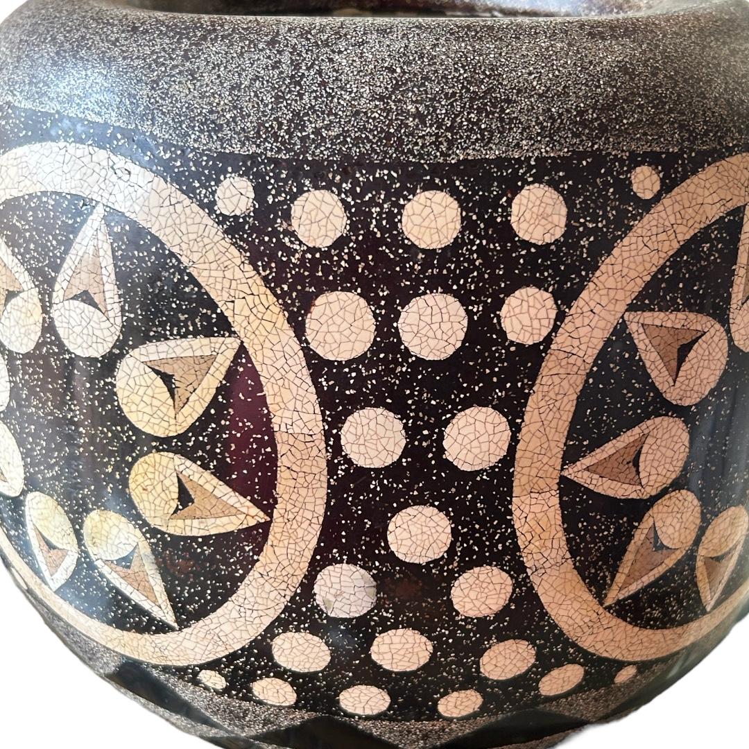 Vintage Theodore Alexander Contemporary Tribal Ceramic Pottery Pottery w/Wood Lid Bon état - En vente à Naples, FL