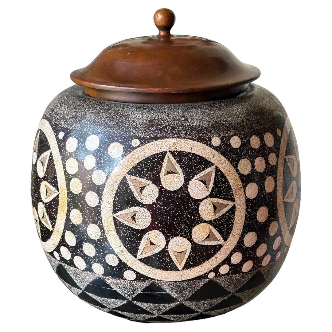 Vintage Theodore Alexander Contemporary Tribal Ceramic Pottery Pottery w/Wood Lid en vente