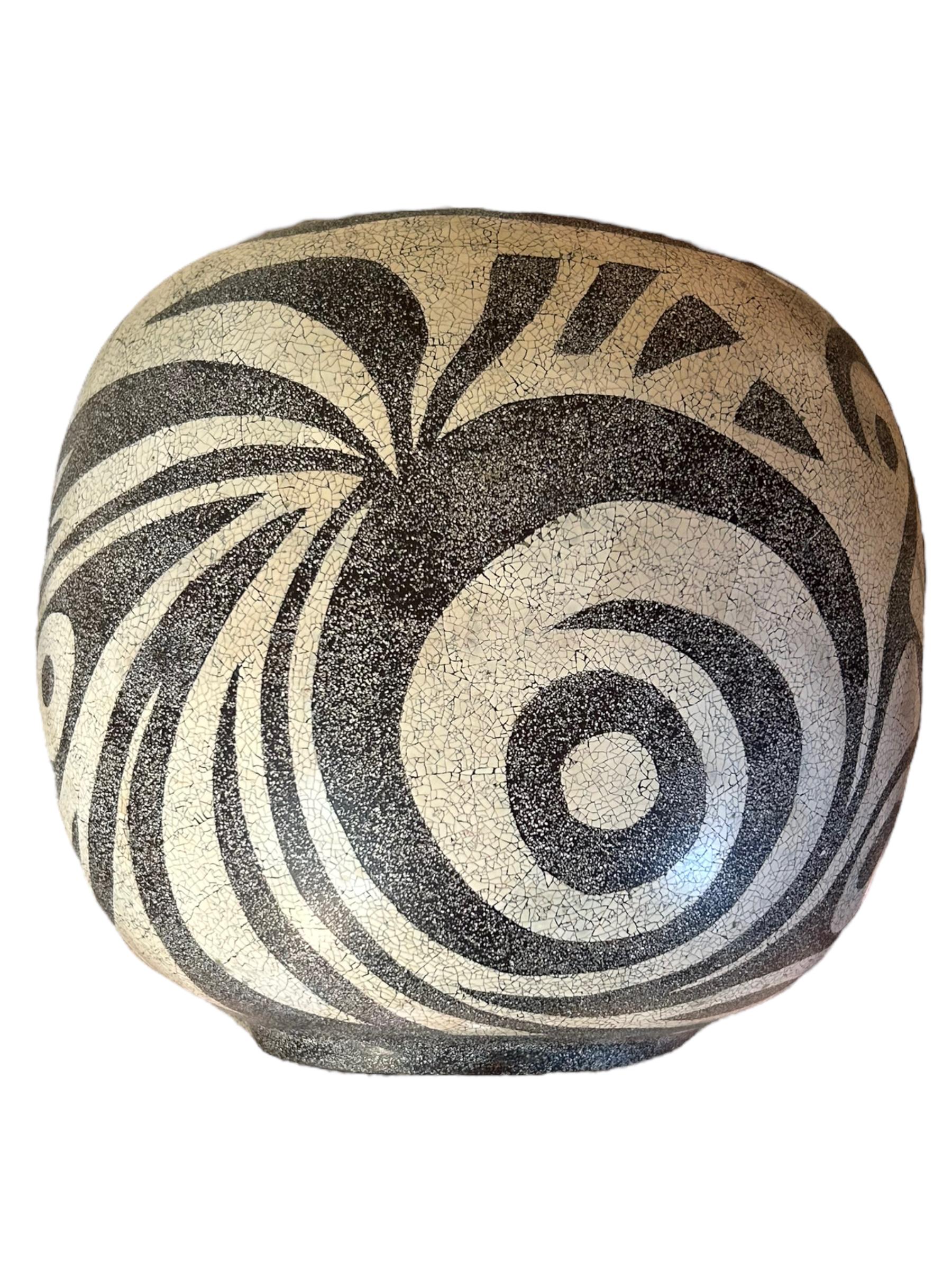 Céramique Vintage Theodore Alexander Contemporary Tribal Ceramic Pottery w/Wood Lid en vente