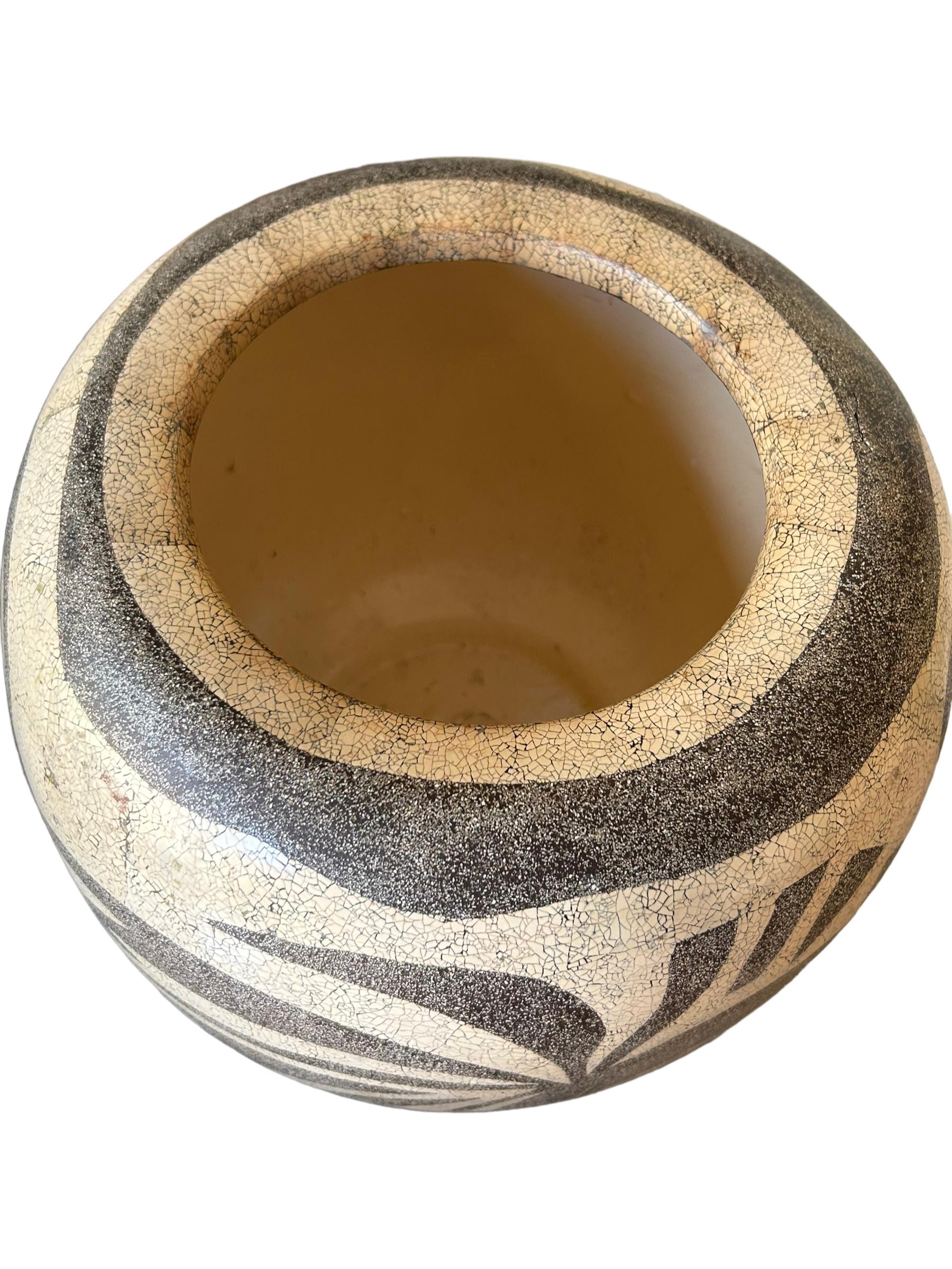 Vintage Theodore Alexander Contemporary Tribal Ceramic Pottery w/Wood Lid en vente 1