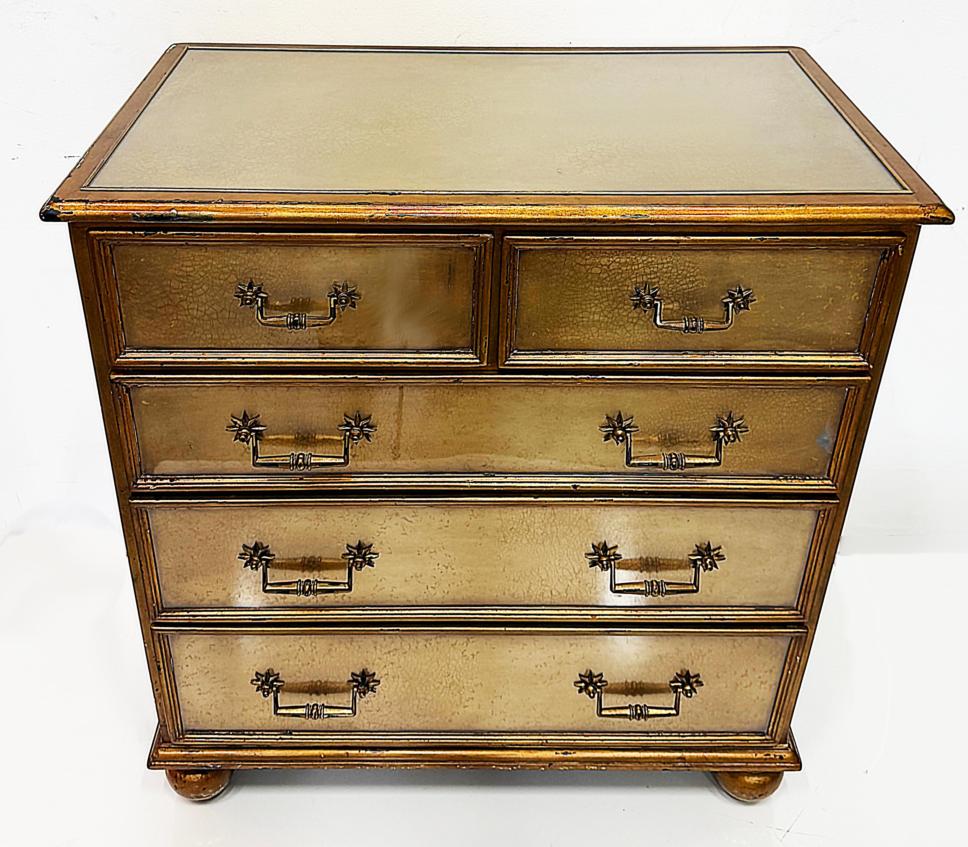 Pareja de cómodas vintage con espejo Theodore Alexander Eglomise Latón en venta