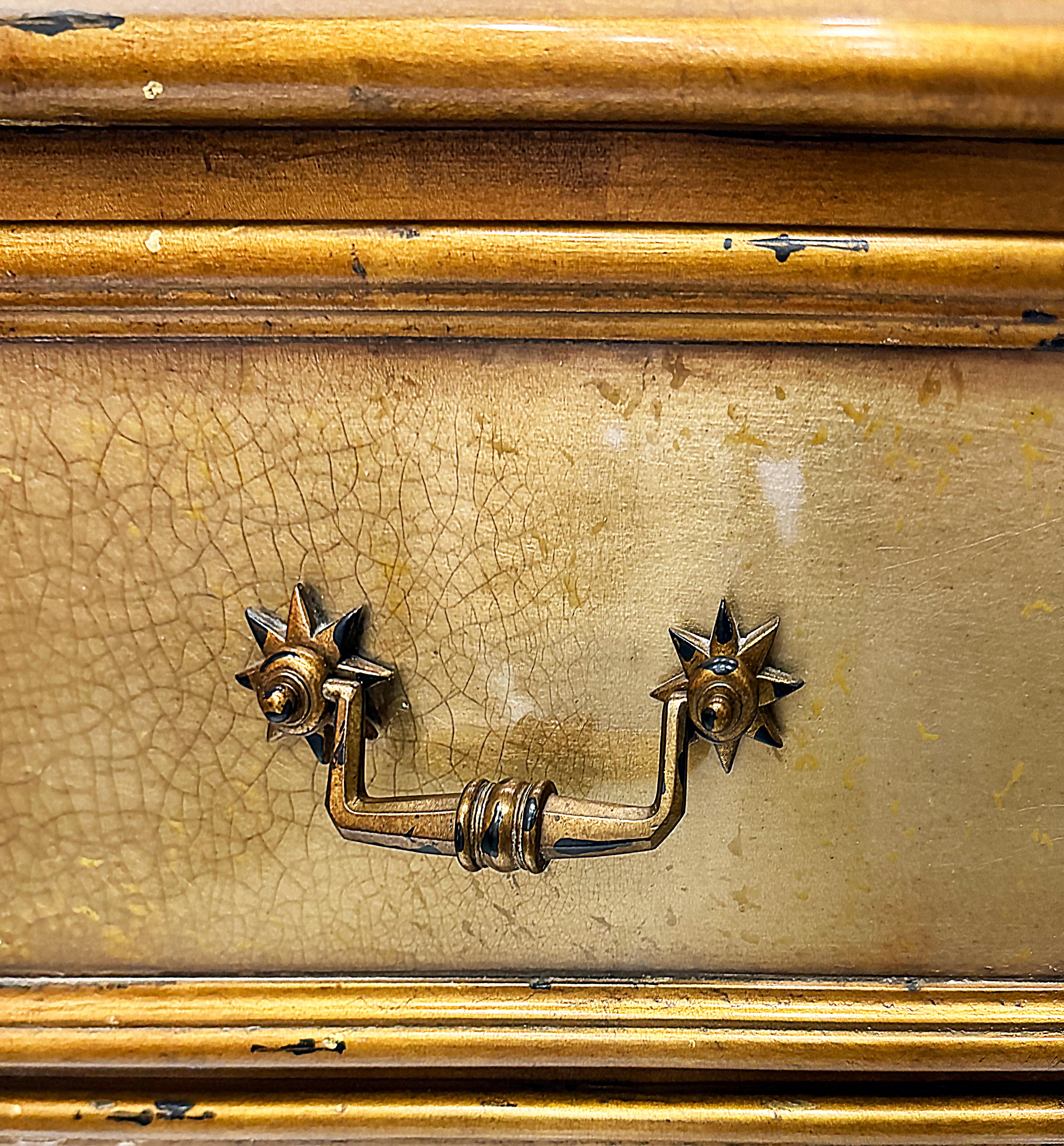 Pareja de cómodas vintage con espejo Theodore Alexander Eglomise en venta 2