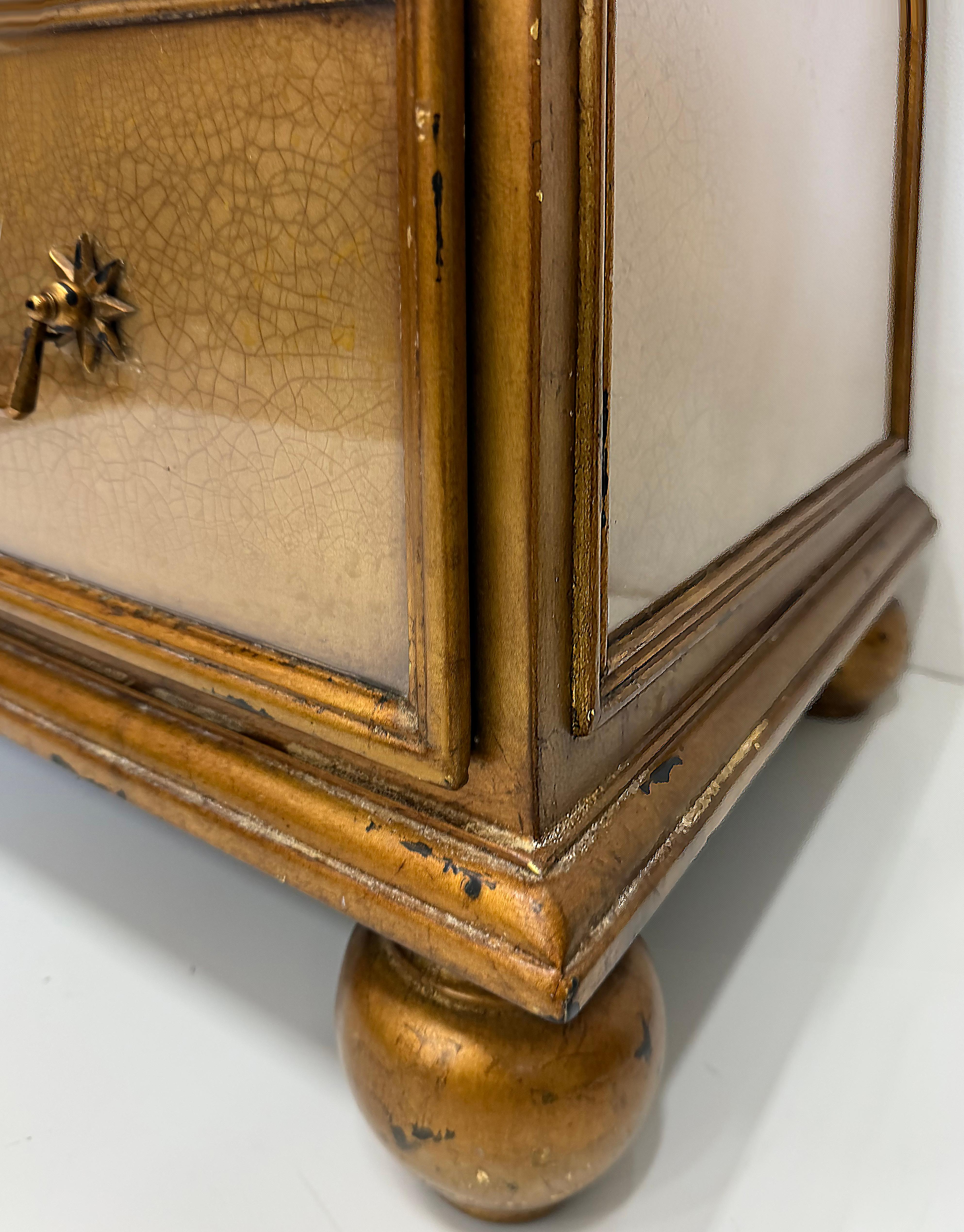 Pareja de cómodas vintage con espejo Theodore Alexander Eglomise en venta 3