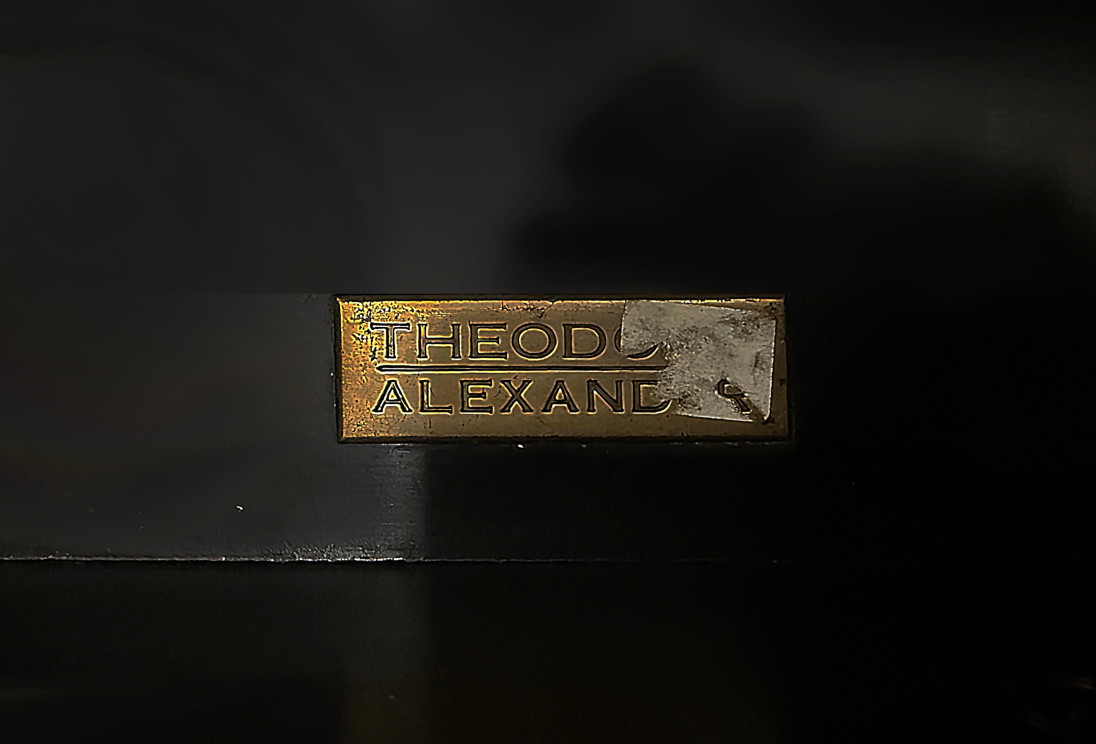 Pareja de cómodas vintage con espejo Theodore Alexander Eglomise en venta 4