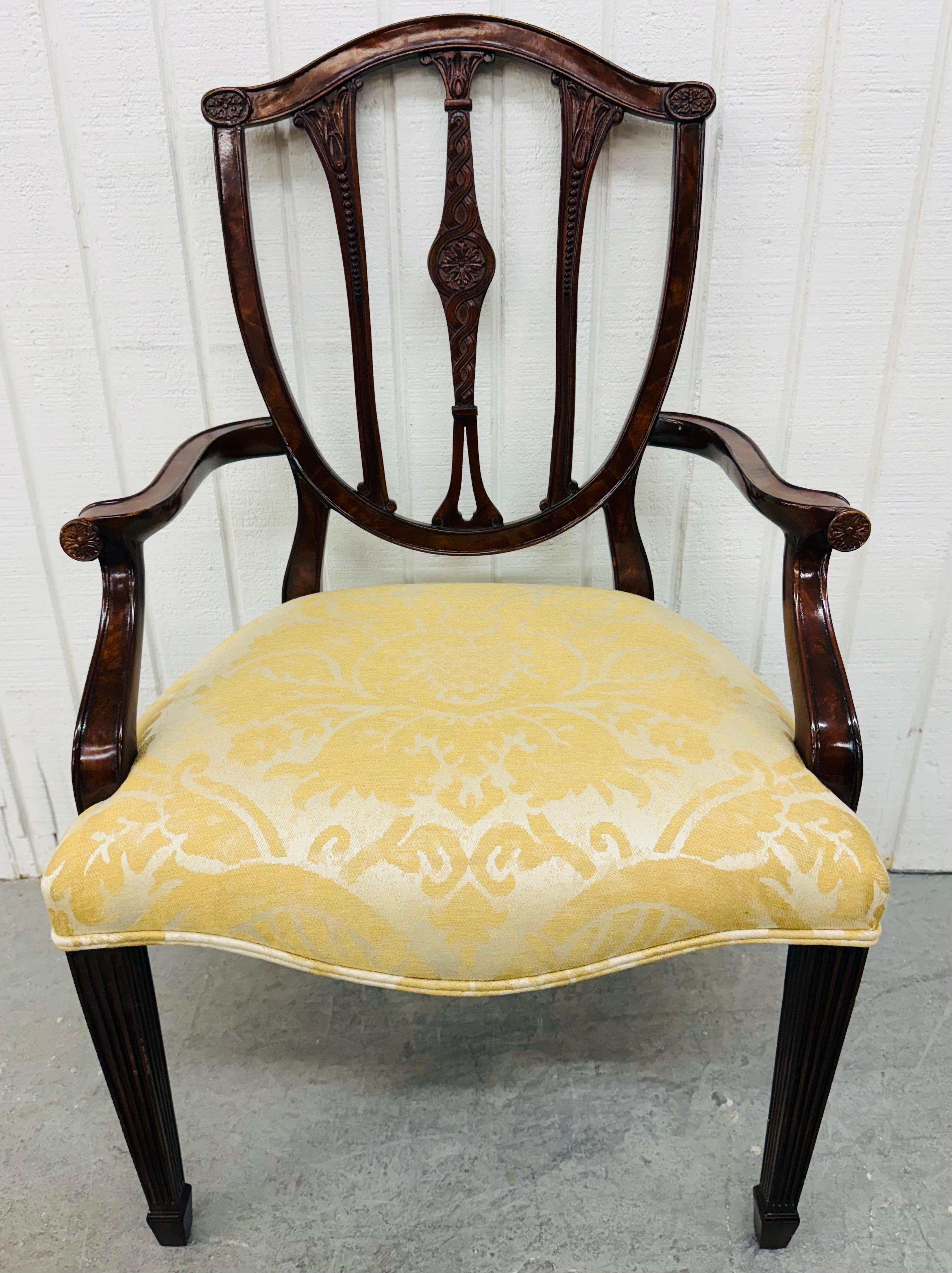 Dieses Angebot ist für einen Vintage Theodore Alexander Mahagoni Sessel. Mit einem Schild zurück Design, zwei geschwungene Arme, ein Bundes Hepplewhite Stil Bein, Akzent Schnitzereien, original dekorative Polsterung, und eine schöne Mahagoni-Finish.
