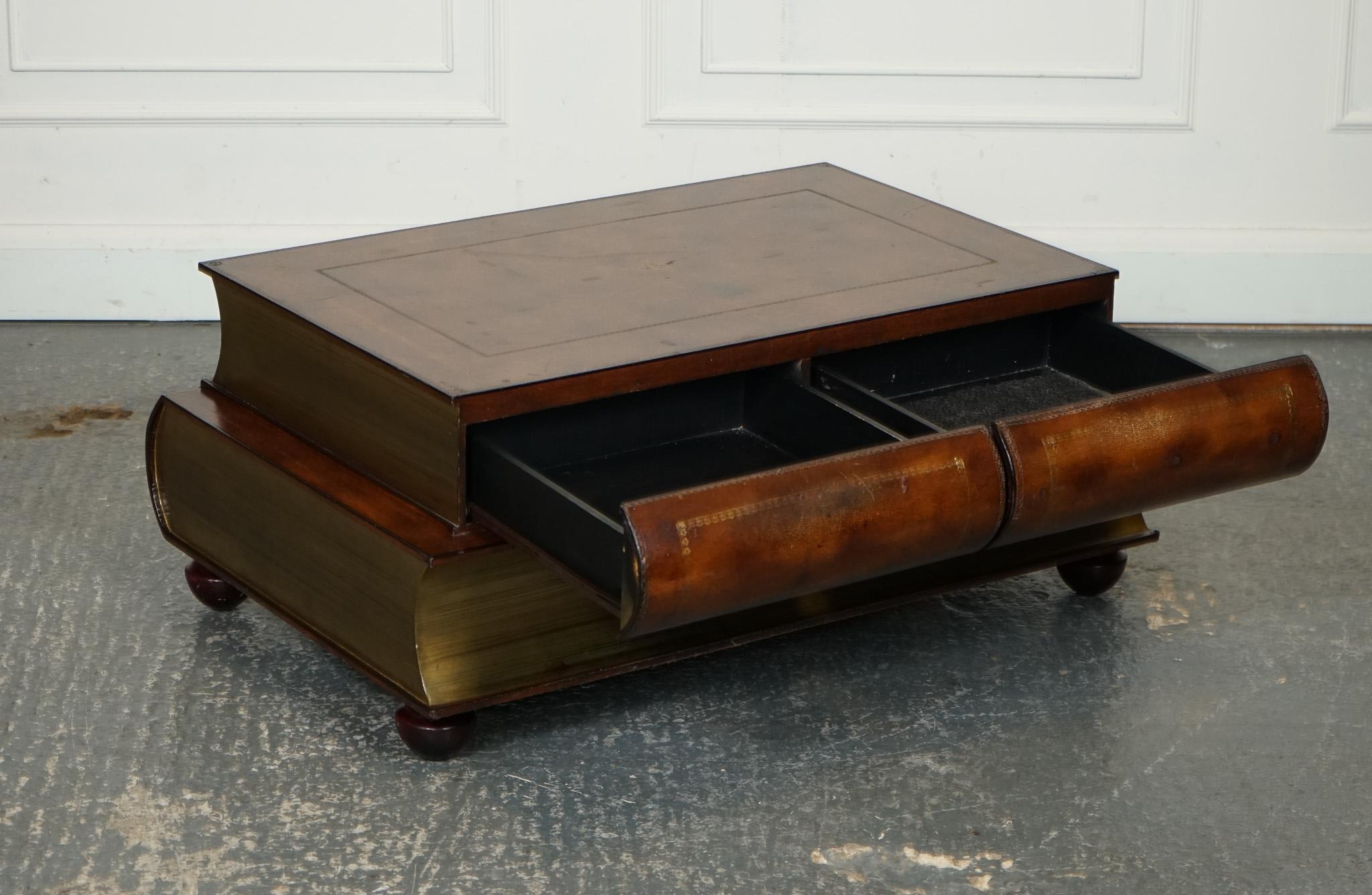 
Antiquités de Londres



Nous sommes ravis d'offrir à la vente ce Vintage Theodore Alexander Scholars Stack Library Bookcase Coffee Table Drawer.

 Un meuble étonnant et unique qui allie fonctionnalité et éléments de design classiques. Cette pièce