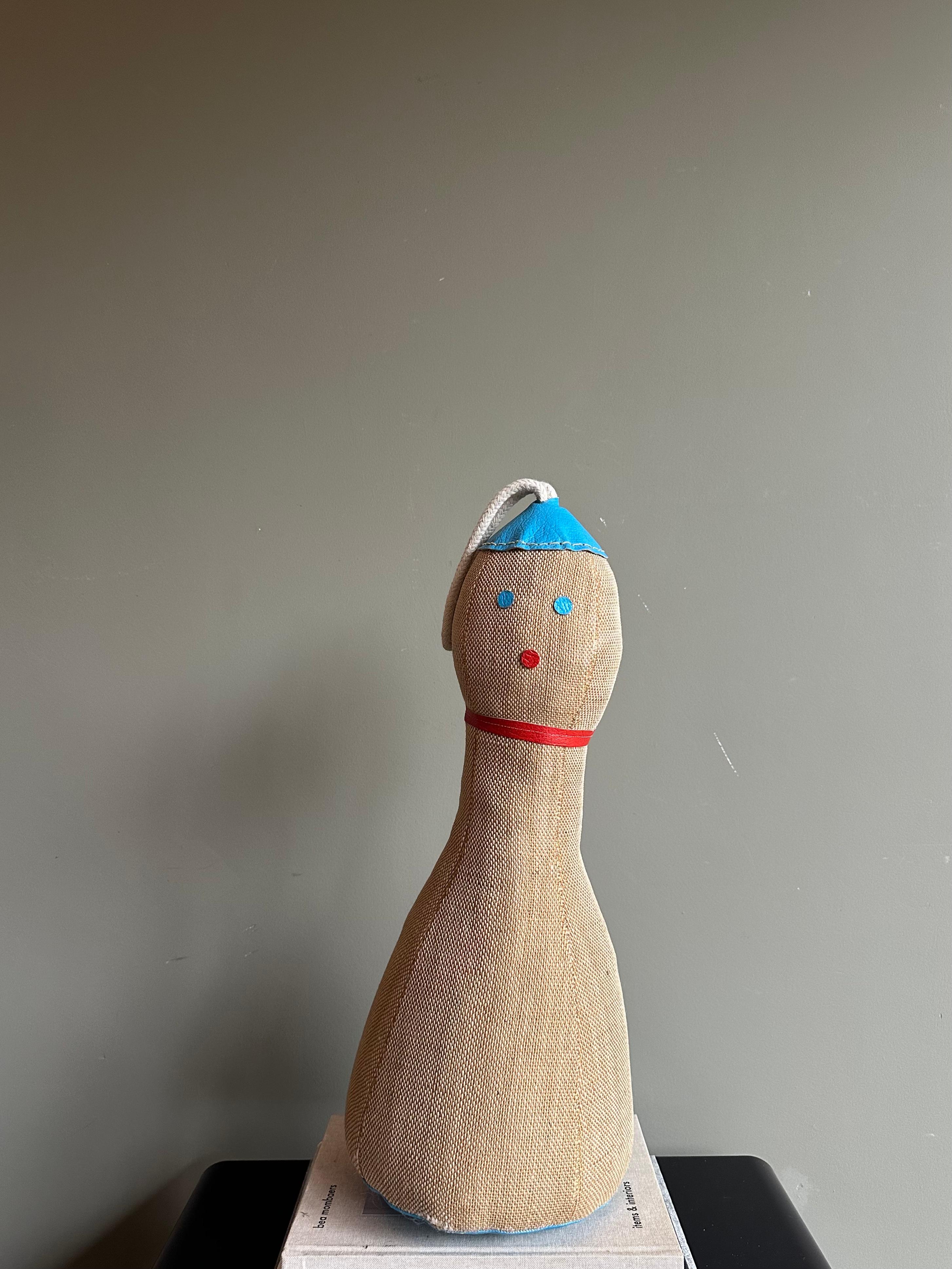 Renate Muller (1945- ) Deutschland, ist Designerin von Kinderspielzeug.
Im Jahr 1967 entwarf sie therapeutisches Spielzeug für orthopädische Kurse.

Wunderschön und sehr einfach aus Sackleinen und Leder gefertigt, sprechen diese Puppen jedes Kind