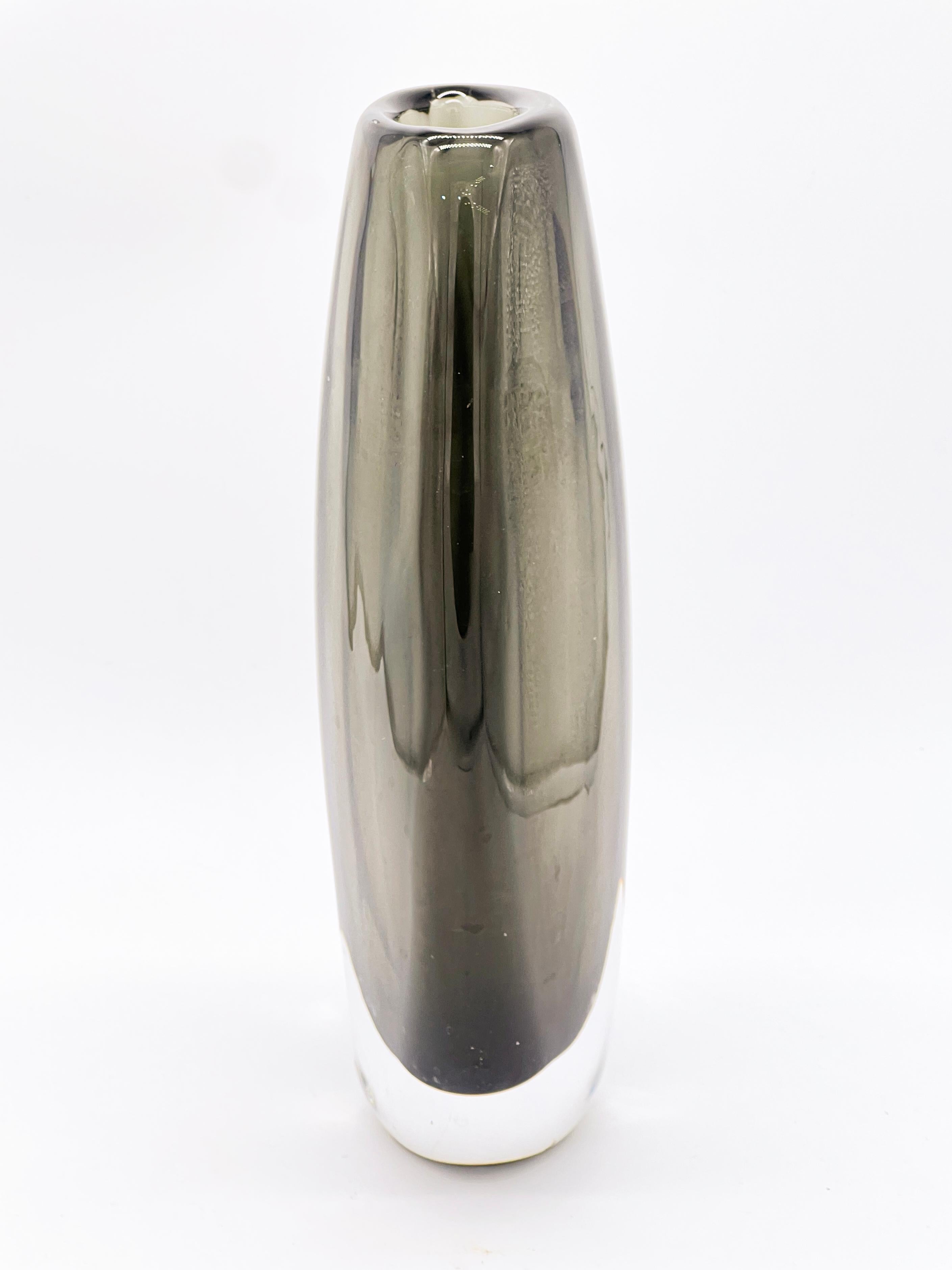 Mid-Century Modern Vase Sommerso suédois vintage épais et massif en verre gris/vert de Orrefors en vente