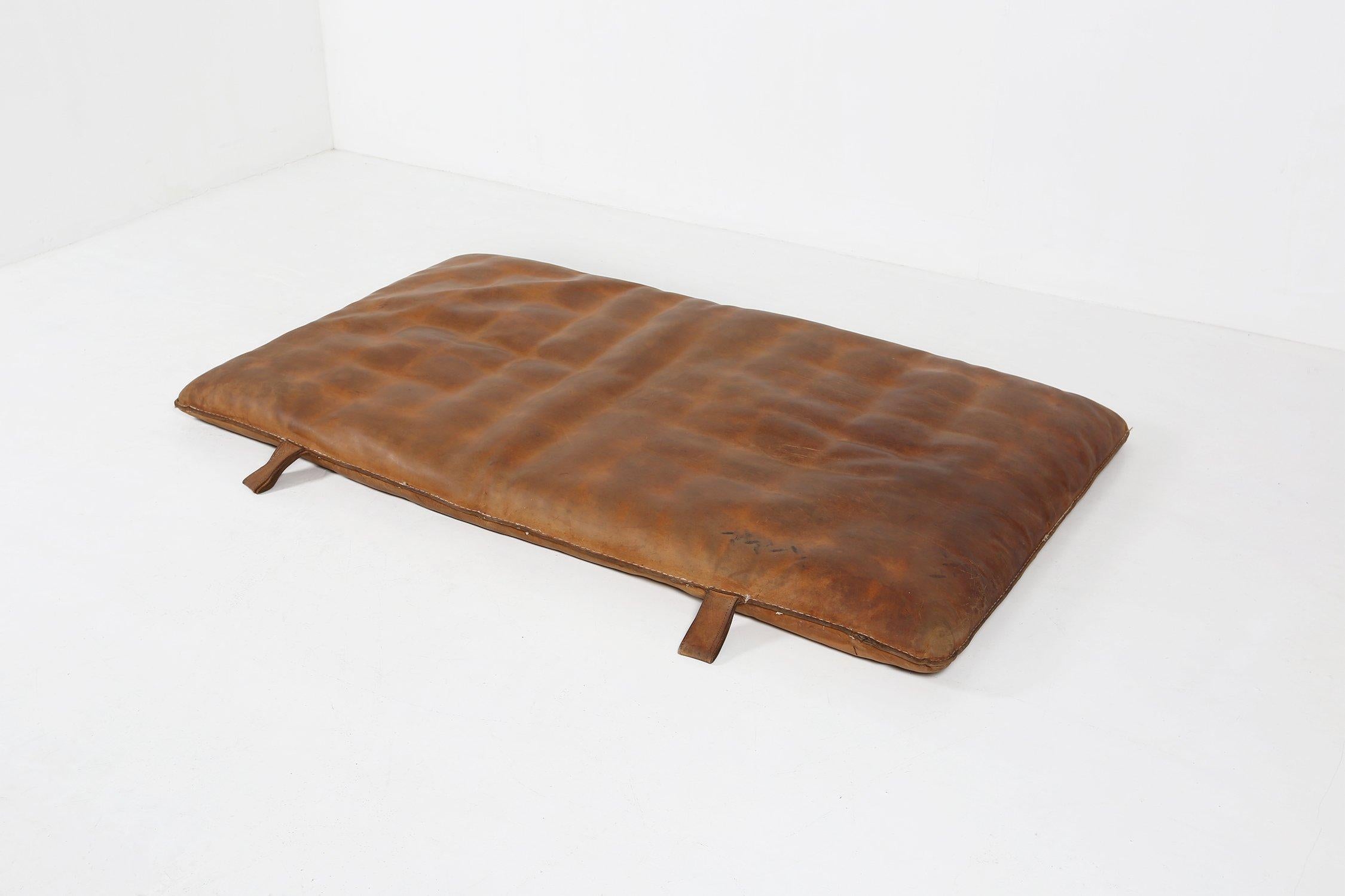 Belgique / 1930 / tapis de gym / cuir / Vintage / Mid-century / Industrial

Tapis de gymnastique en cuir vintage des années 1930, Belgique. Fabriqué en cuir épais de couleur cognac, assoupli par les années. 

En très bel état d'origine avec une très