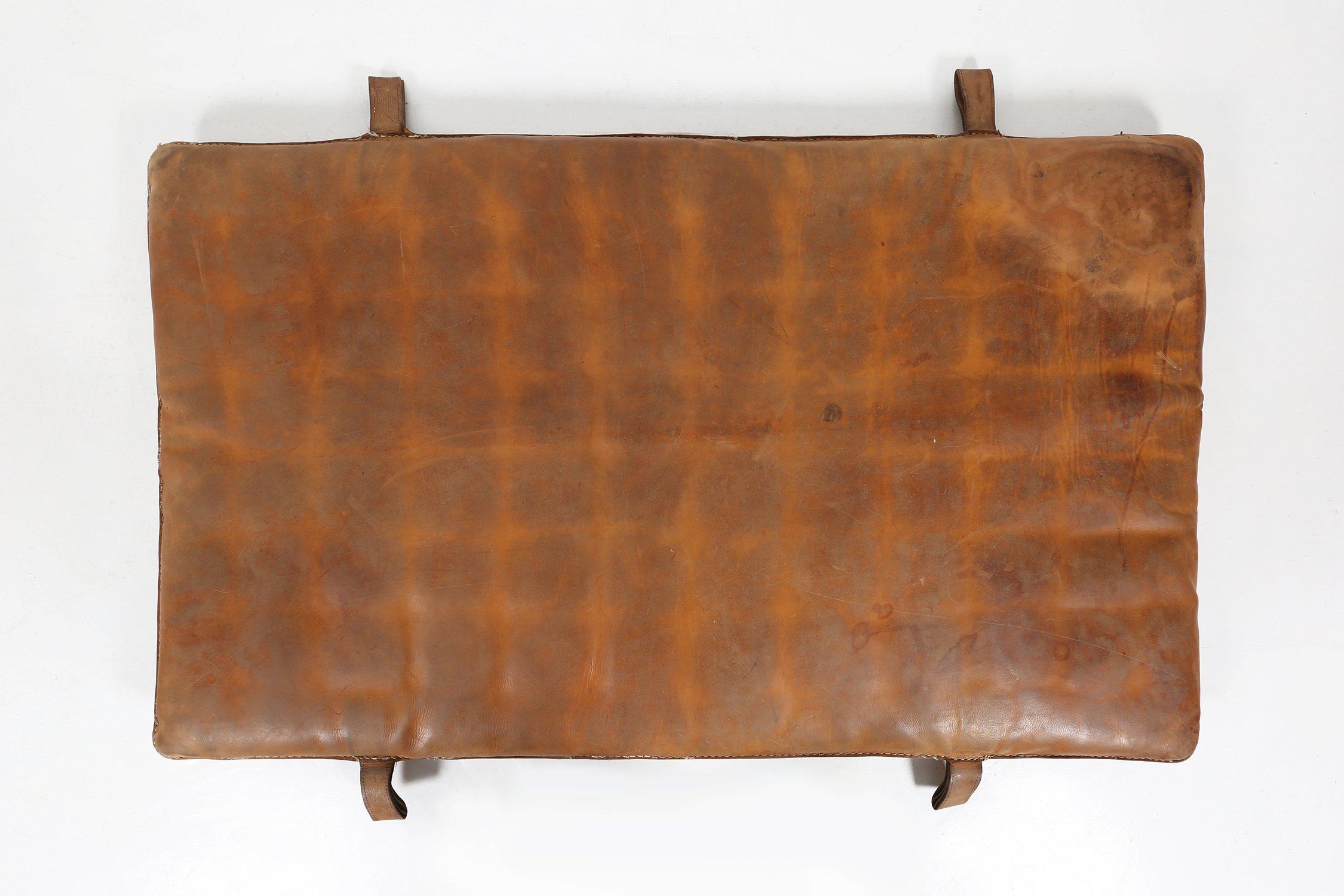 Industriel Mat de salle de sport vintage en cuir épais, Belgique, années 1930 en vente