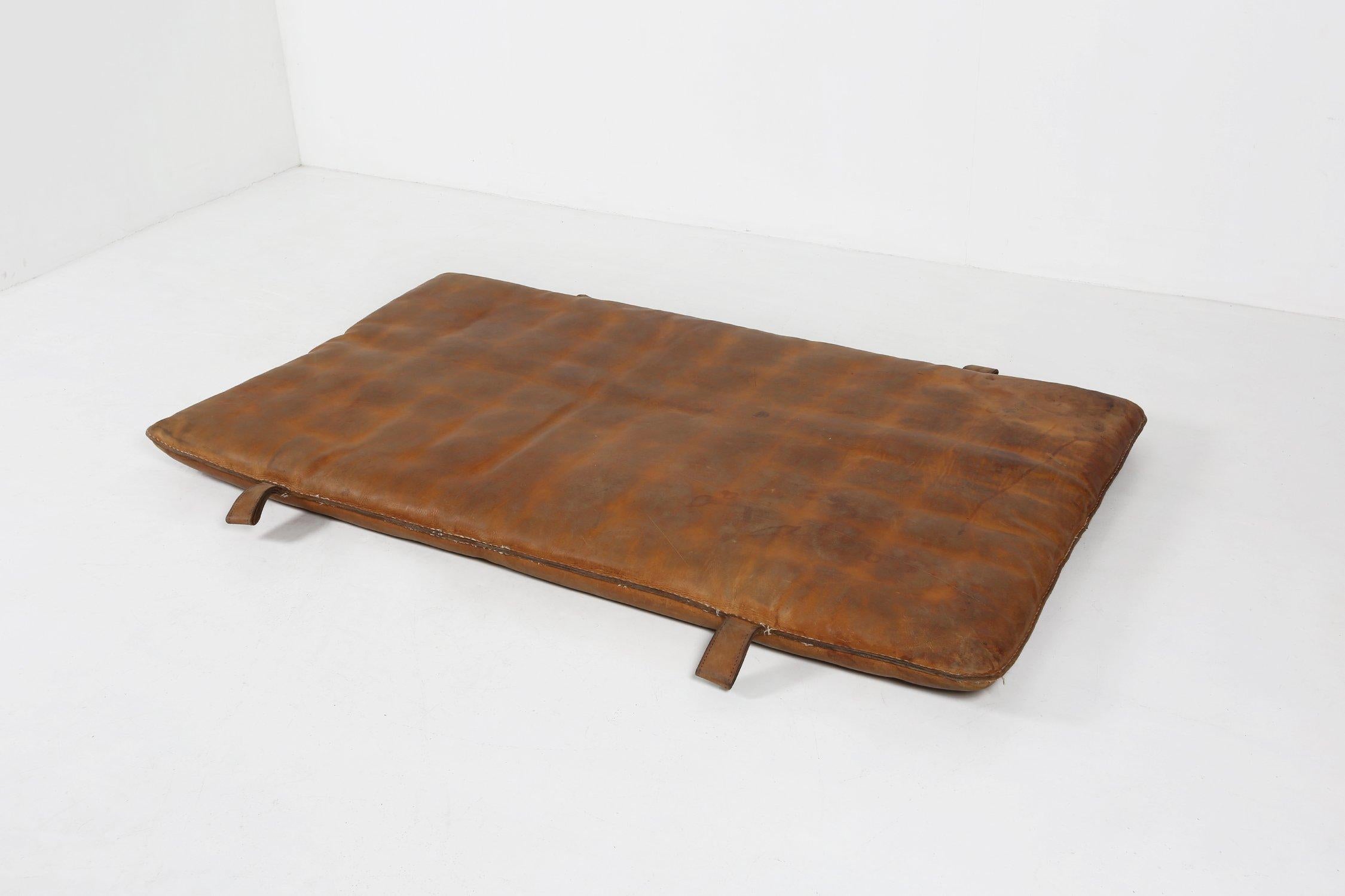 Belge Mat de salle de sport vintage en cuir épais, Belgique, années 1930 en vente