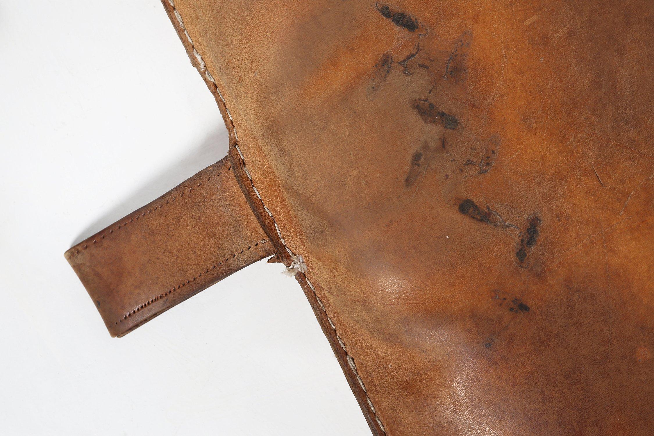 Milieu du XXe siècle Mat de salle de sport vintage en cuir épais, Belgique, années 1930 en vente