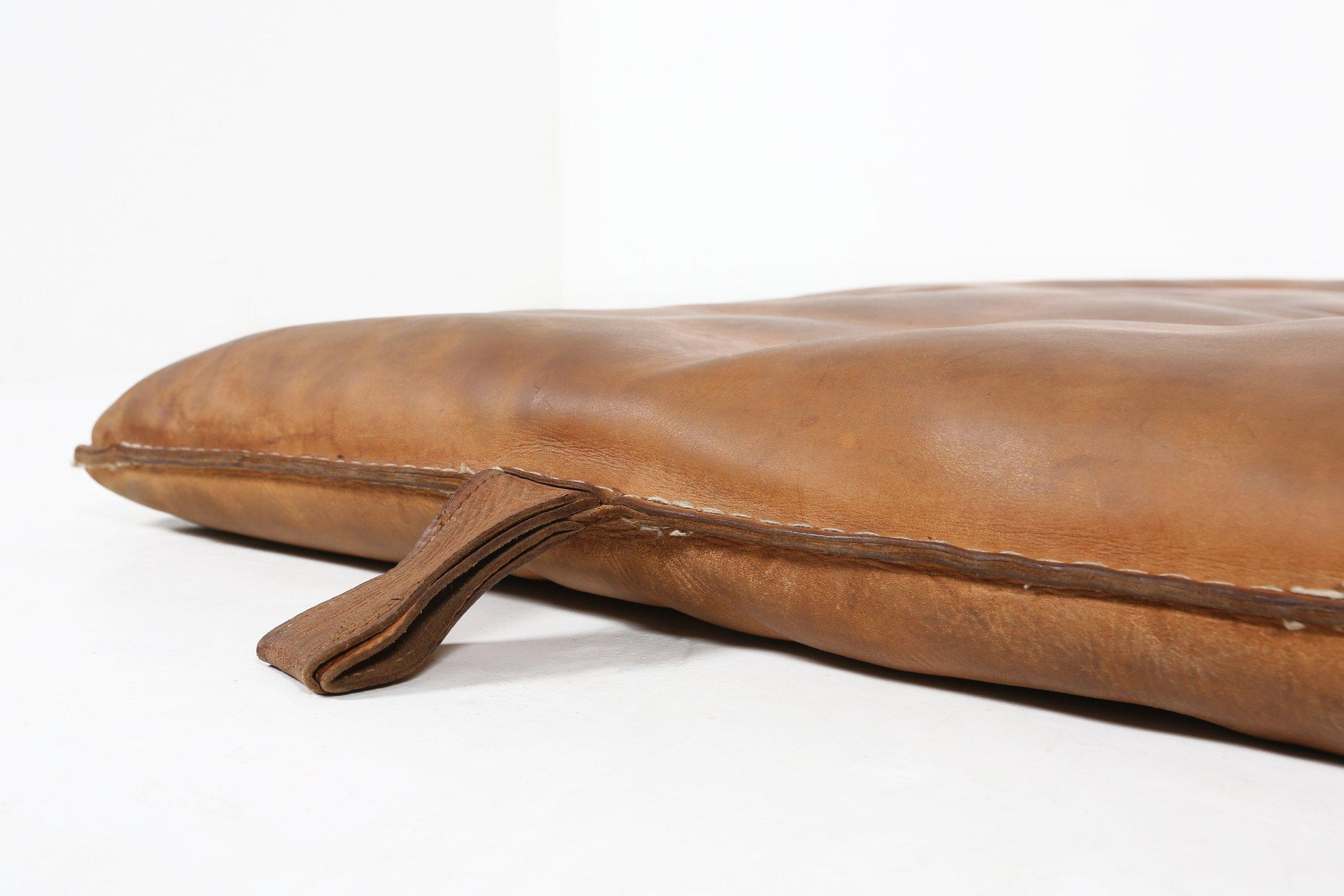 Cuir Mat de salle de sport vintage en cuir épais, Belgique, années 1930 en vente