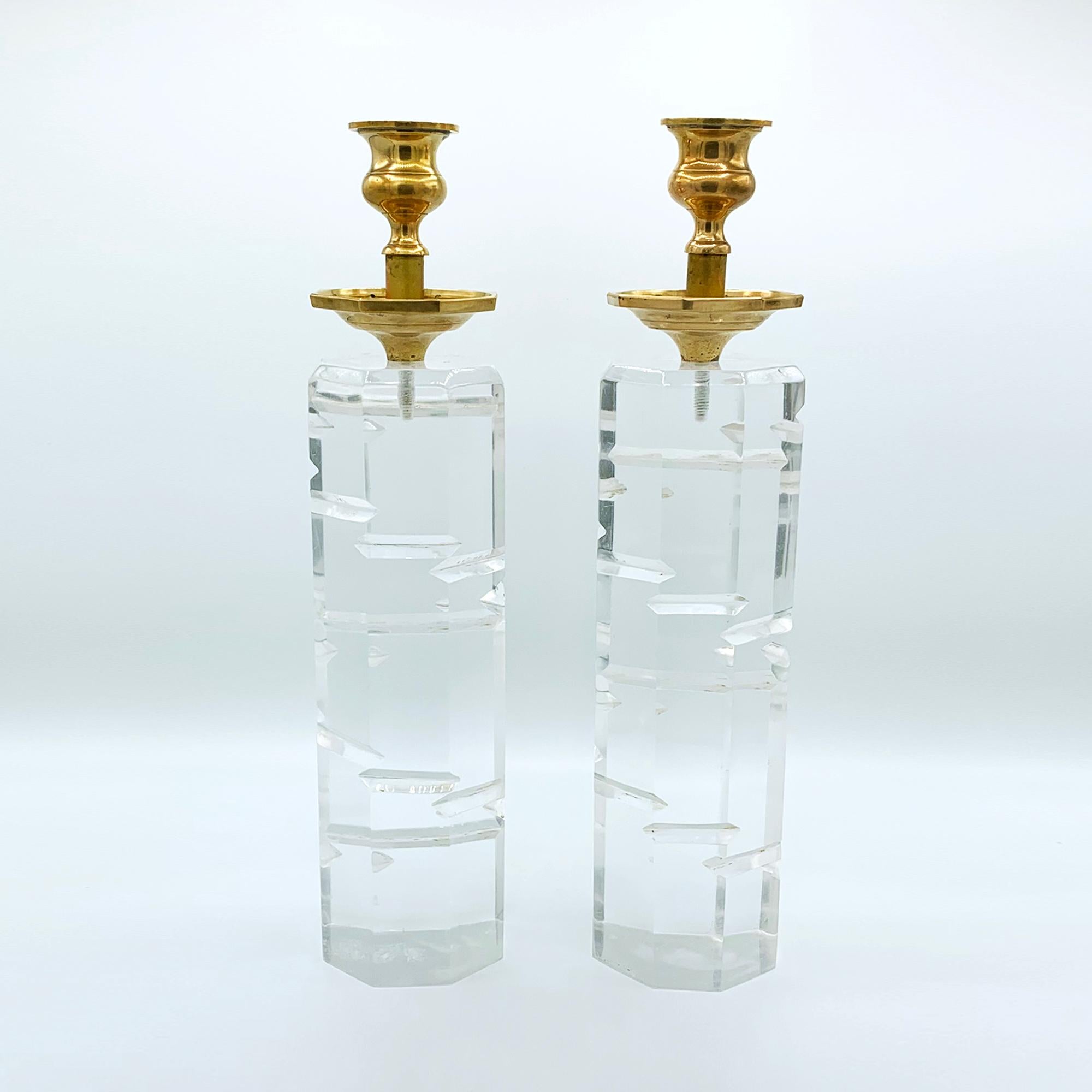 Vintage Mid Century Modern schwere dicke Lucite Kerzenhalter mit Messing Tops.  Signiert Josh Lazar 1986 auf der Unterseite. Guter Vintage-Zustand, kristallklar mit ein paar Kratzern und Gebrauchsspuren. Sie würden fabelhaft zu jedem Regency-, Mid