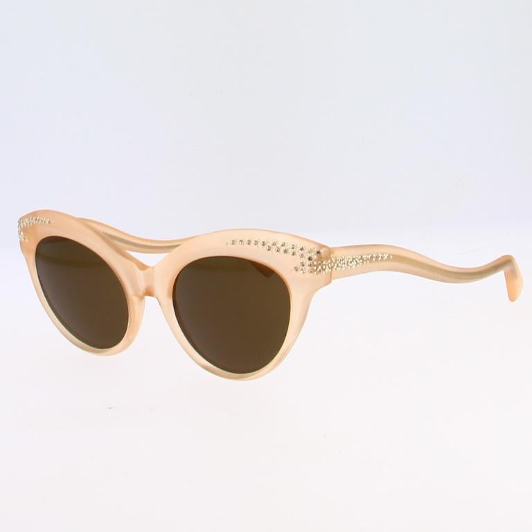 Scopri gli occhiali da sole vintage Thierry Mugler TM423, un vero tesoro degli anni '90, realizzati meticolosamente in Francia con un savoir-faire eccezionale. La loro iconica forma a farfalla, audace e femminile al tempo stesso, incarna