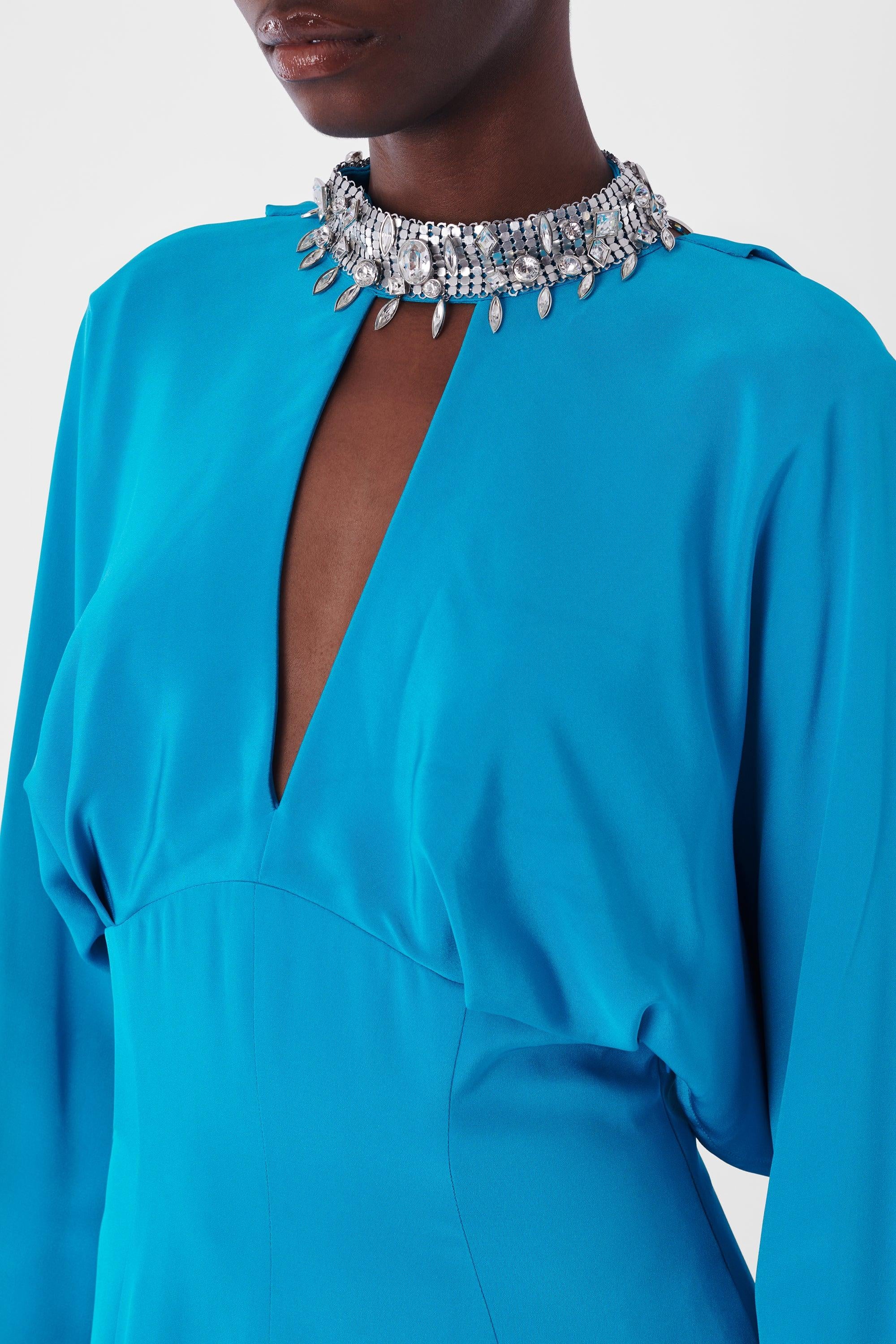 Thierry Mugler 1995 Couture Bata Azul. Presenta cuello y puños plateados con diamantes, escote ojo de cerradura, mangas largas y espalda drapeada de longitud maxi con abertura frontal con cremallera lateral oculta para el cierre. En excelente estado