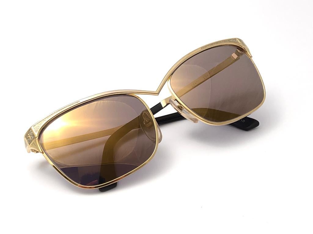Super cool vintage THIERRY MUGLER 1980’s sunglasses. Gold frame with mirrored lenses.

This pair is an style statement. The piece could show minor sign of wear due to storage.

A great opportunity to achieve a unique and yet timeless look.

Front :