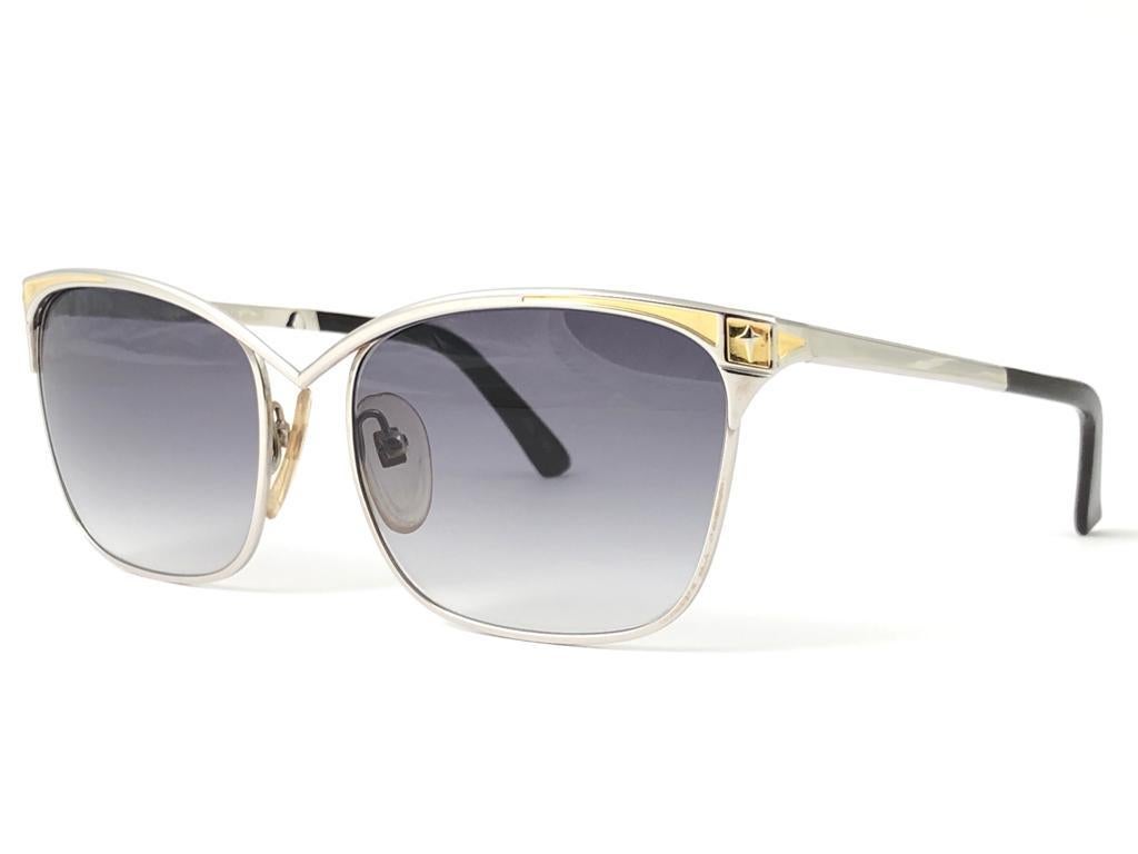 Super coole Vintage-Sonnenbrille von THIERRY MUGLER aus den 1980er Jahren. Silberner & goldener Rahmen mit blauen Verlaufsgläsern.

Dieses Paar ist ein Style-Statement. Das Stück könnte aufgrund der Lagerung leichte Gebrauchsspuren aufweisen.

Eine