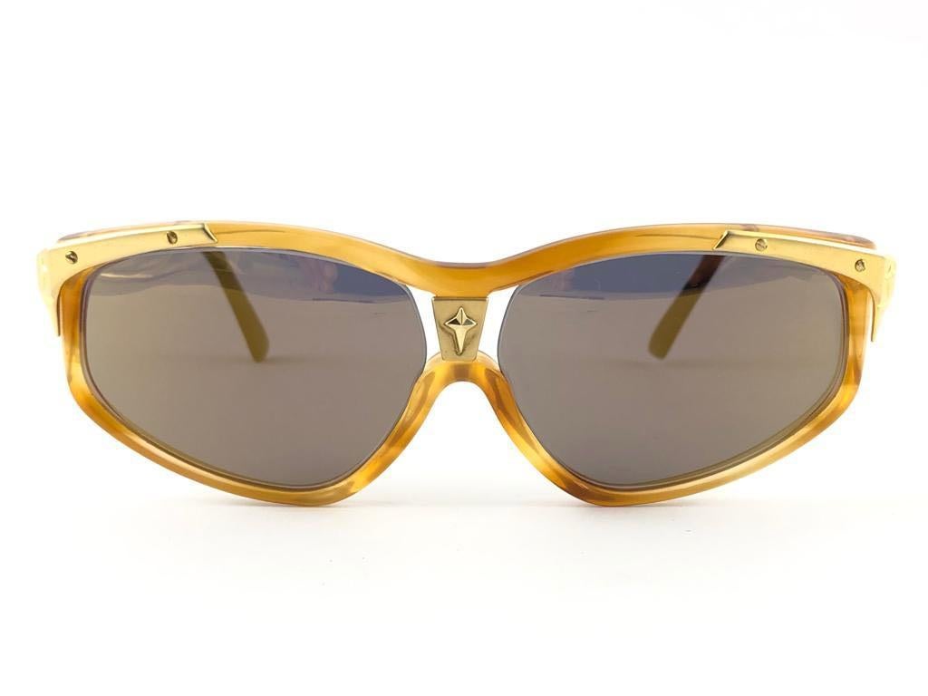 Super cool vintage THIERRY MUGLER 1980’s sunglasses. Tortoise frame with gold lenses.

This pair is an style statement. The piece could show minor sign of wear due to storage.

A great opportunity to achieve a unique and yet timeless look.

Front :
