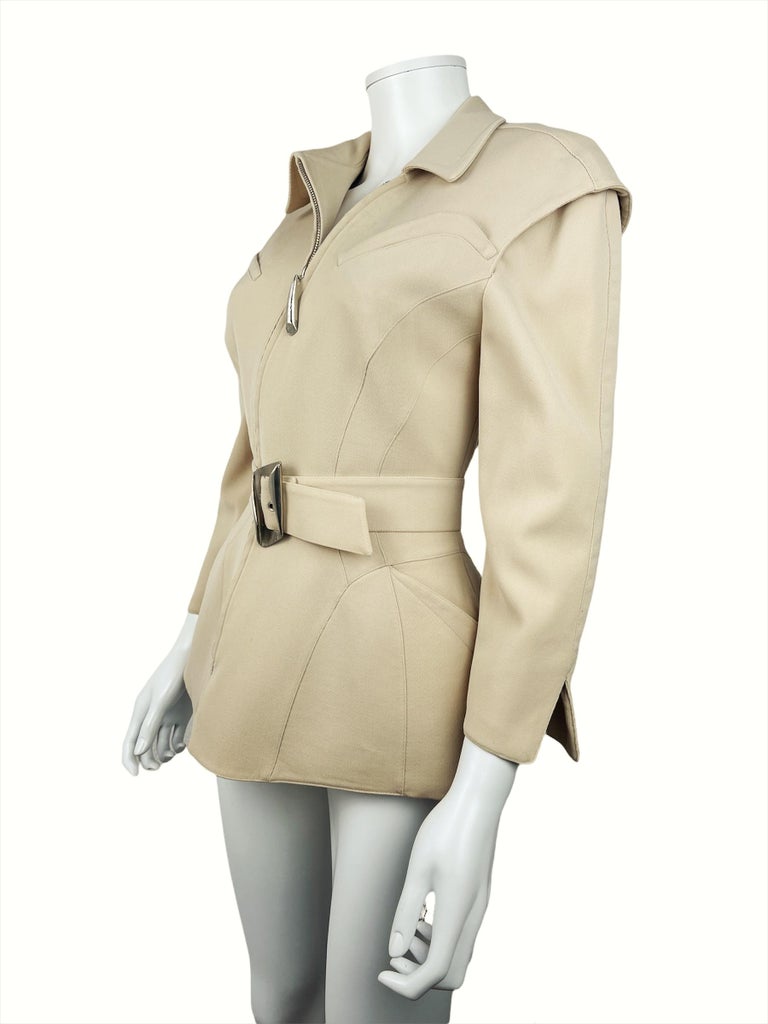 Veste à ceinture vintage Thierry Mugler avec poches en laine beige et  fermeture éclair métallique En vente sur 1stDibs