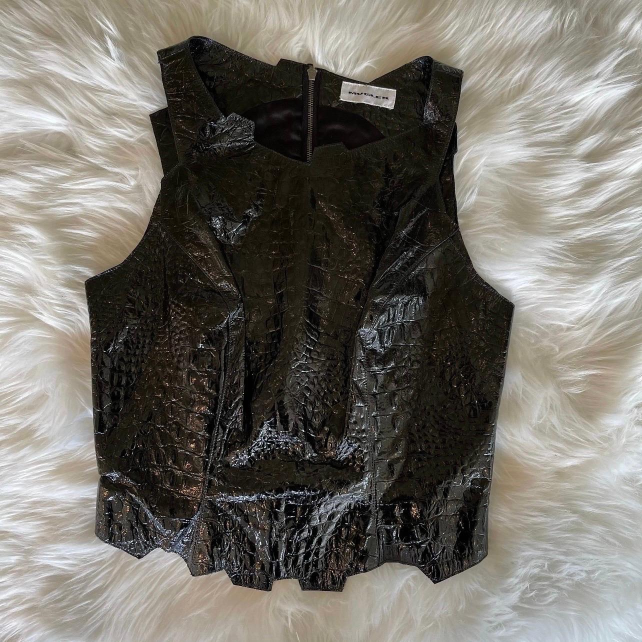 🖤Totally ICONIC Collectors Piece!!🖤

Sz 2 - 4 

Stunning and SUPER rare vintage Mugler wet look embossed patent leather vest. Jagged edges at neckline and hem give this an edgy yet feminine look. 

Body hugging style zips at the back, and gives