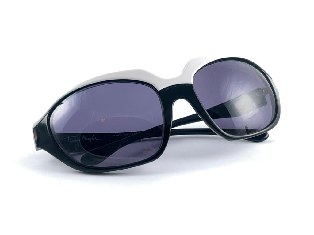 Vintage Thierry Mugler Black & White Bug Eye Medium Size 1980's Paris Sunglasses For Sale 6