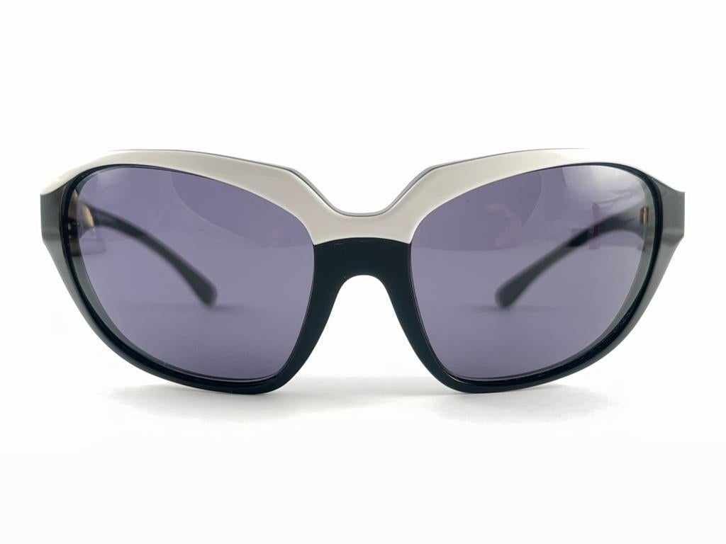 Super cool vintage THIERRY MUGLER 1980’s sunglasses. Bug eyed Black & White frame with medium Purple lenses.

This pair is an style statement. The piece could show minor sign of wear due to storage.

A great opportunity to achieve a unique and yet