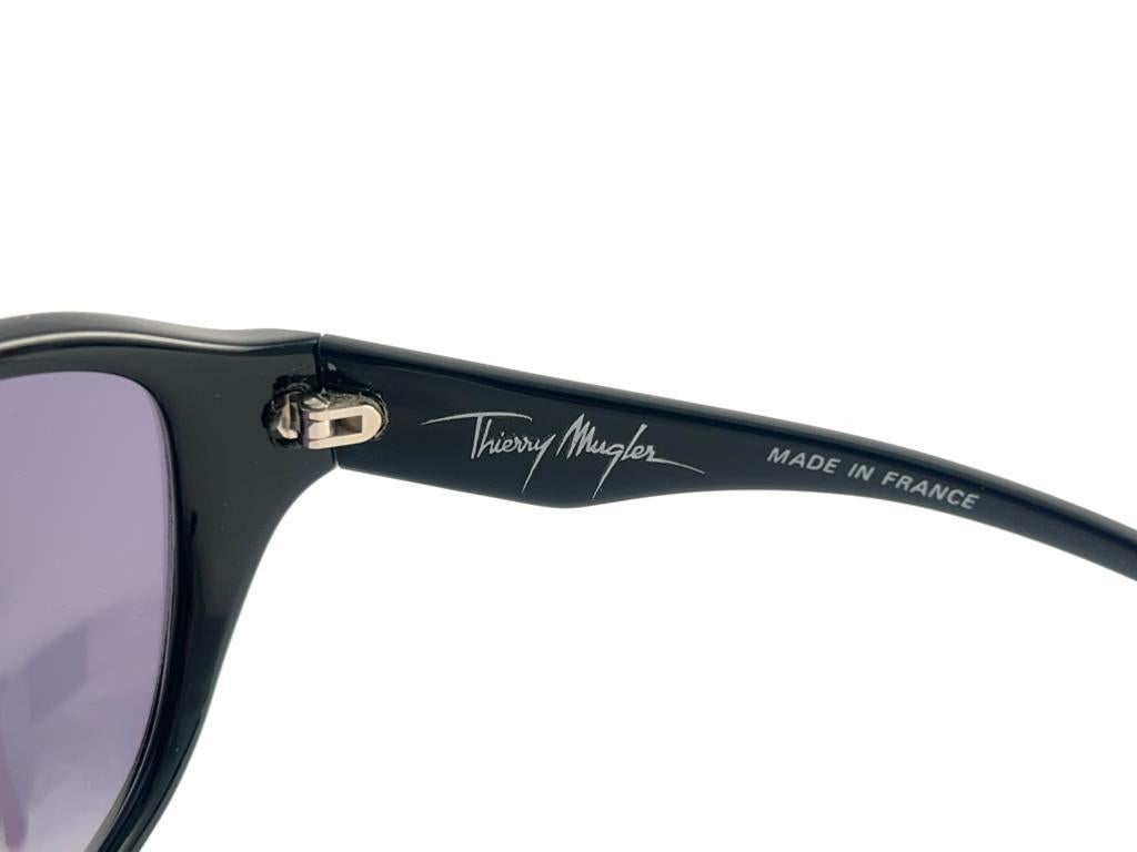 Vintage Thierry Mugler Black & White Bug Eye Medium Size 1980's Paris Sunglasses For Sale 2