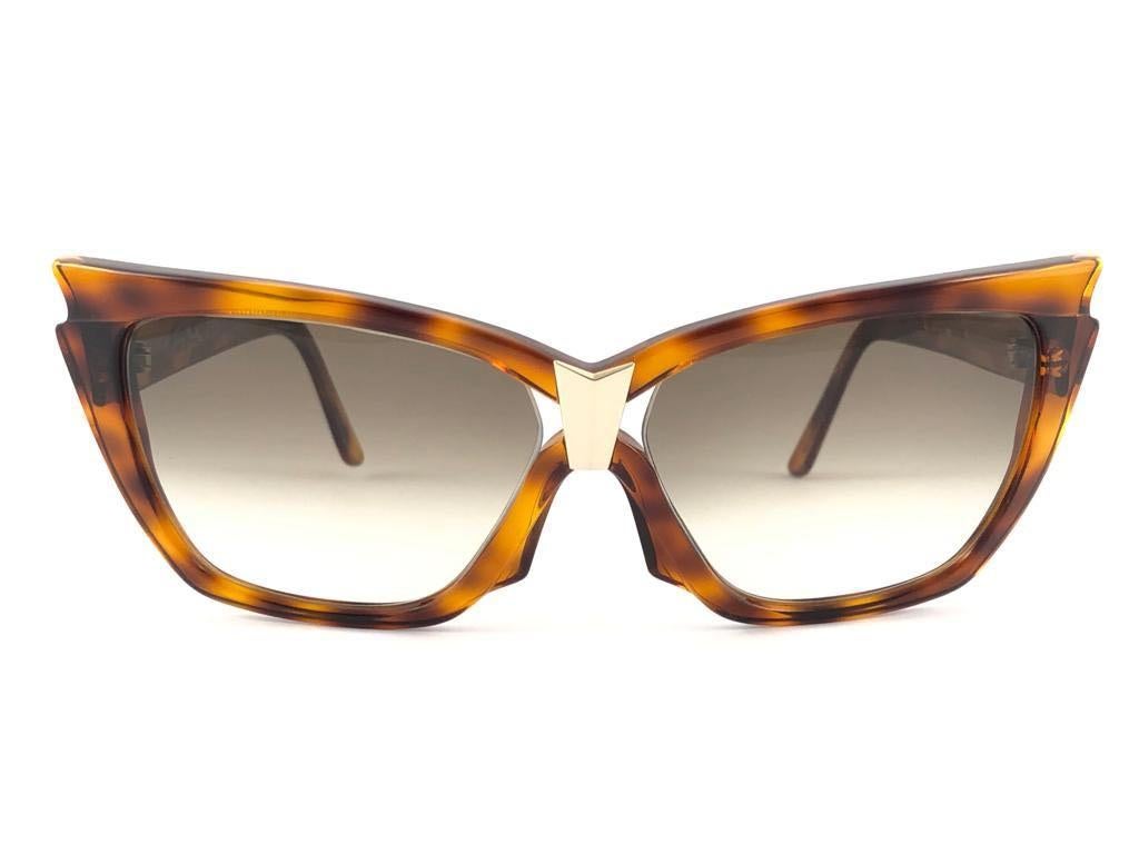 Women's or Men's Vintage Thierry Mugler Clichy Tortoise Cat Eye Medium 1980's Paris Sunglasses For Sale